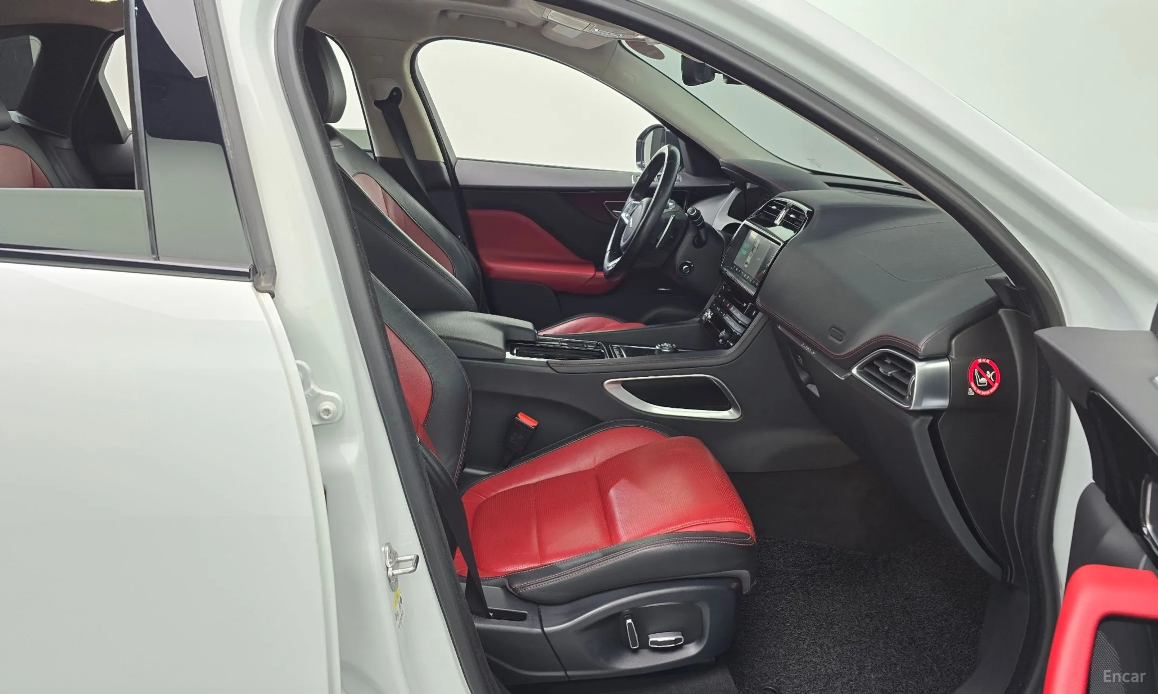 Jaguar F-PACE превью 11