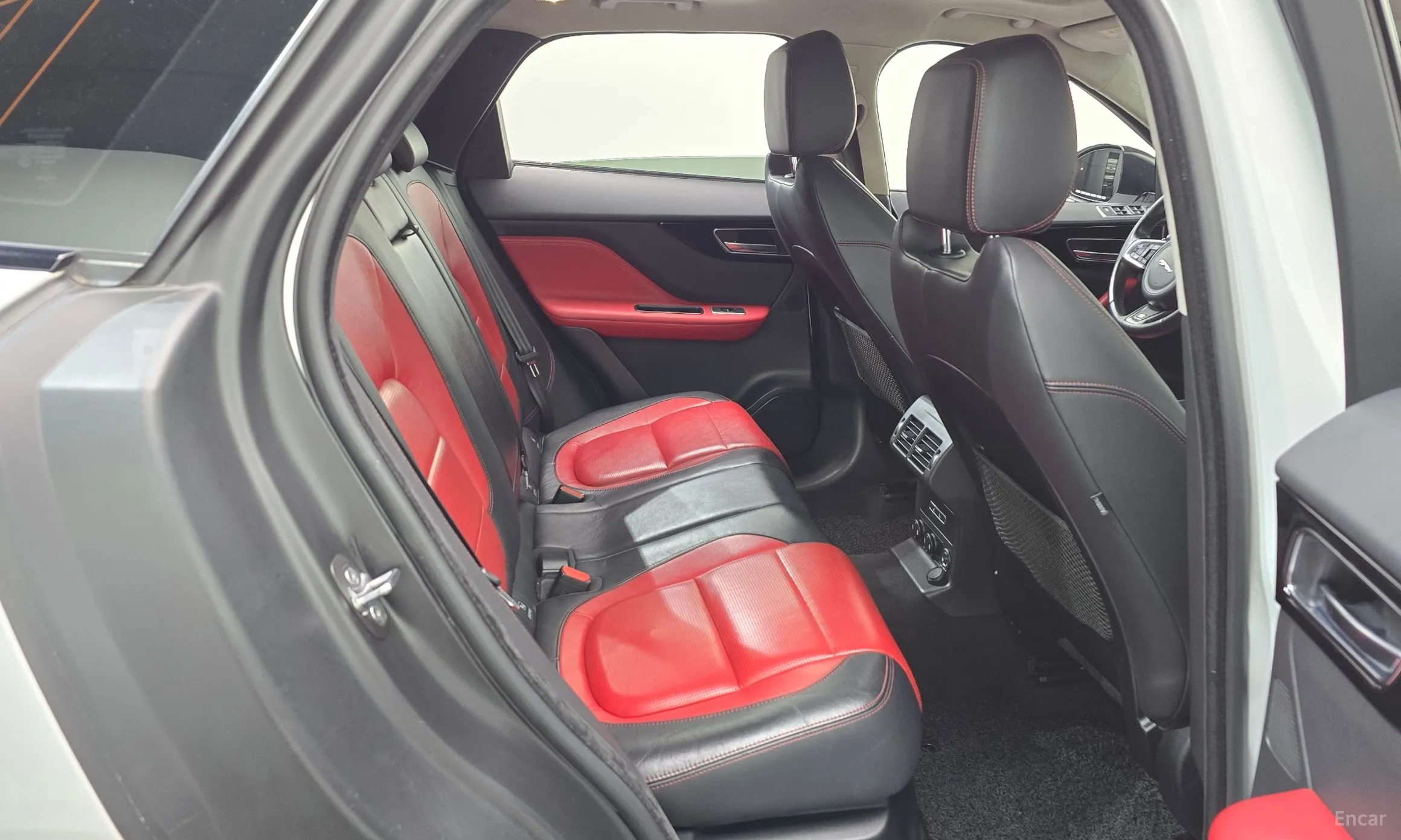 Jaguar F-PACE превью 12