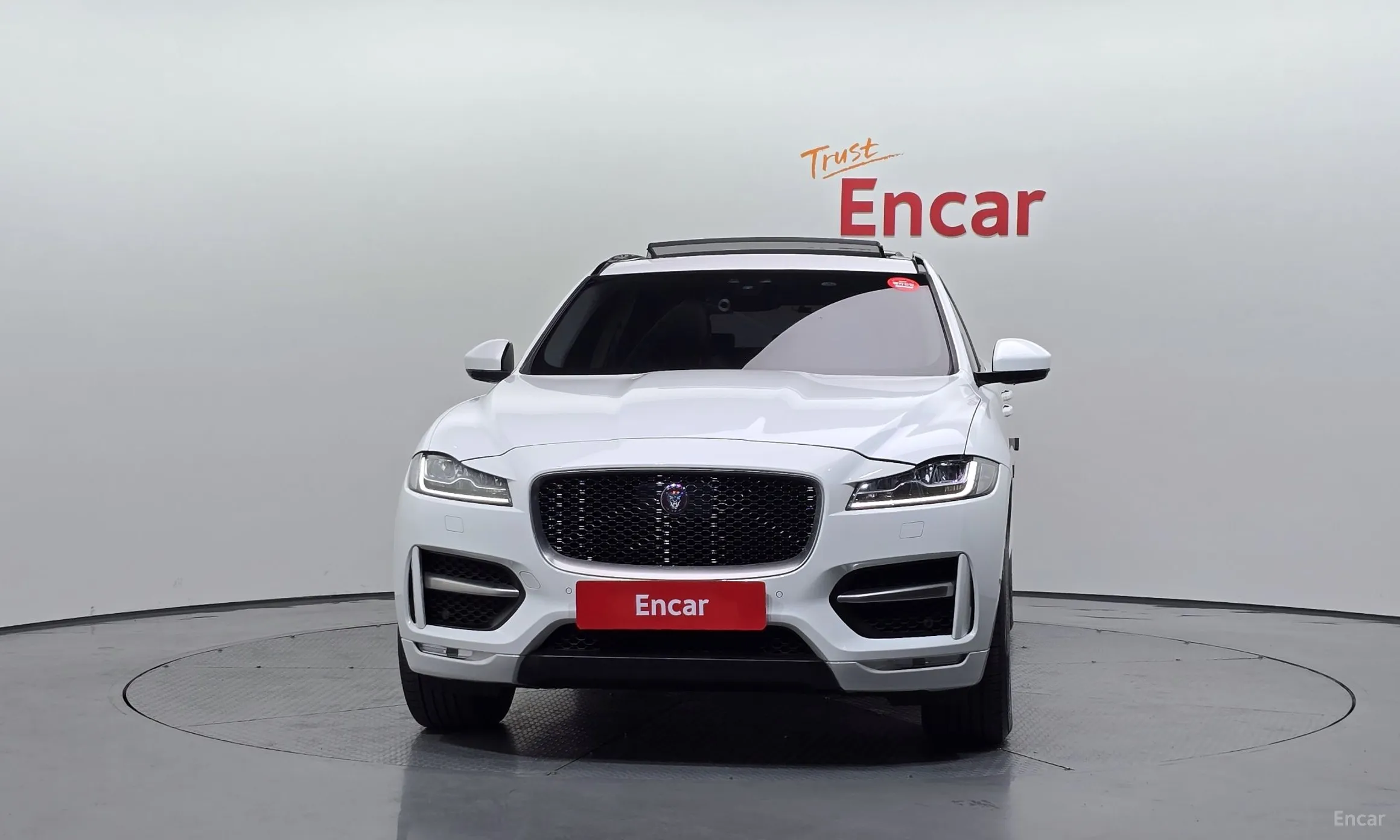 Jaguar F-PACE превью 3