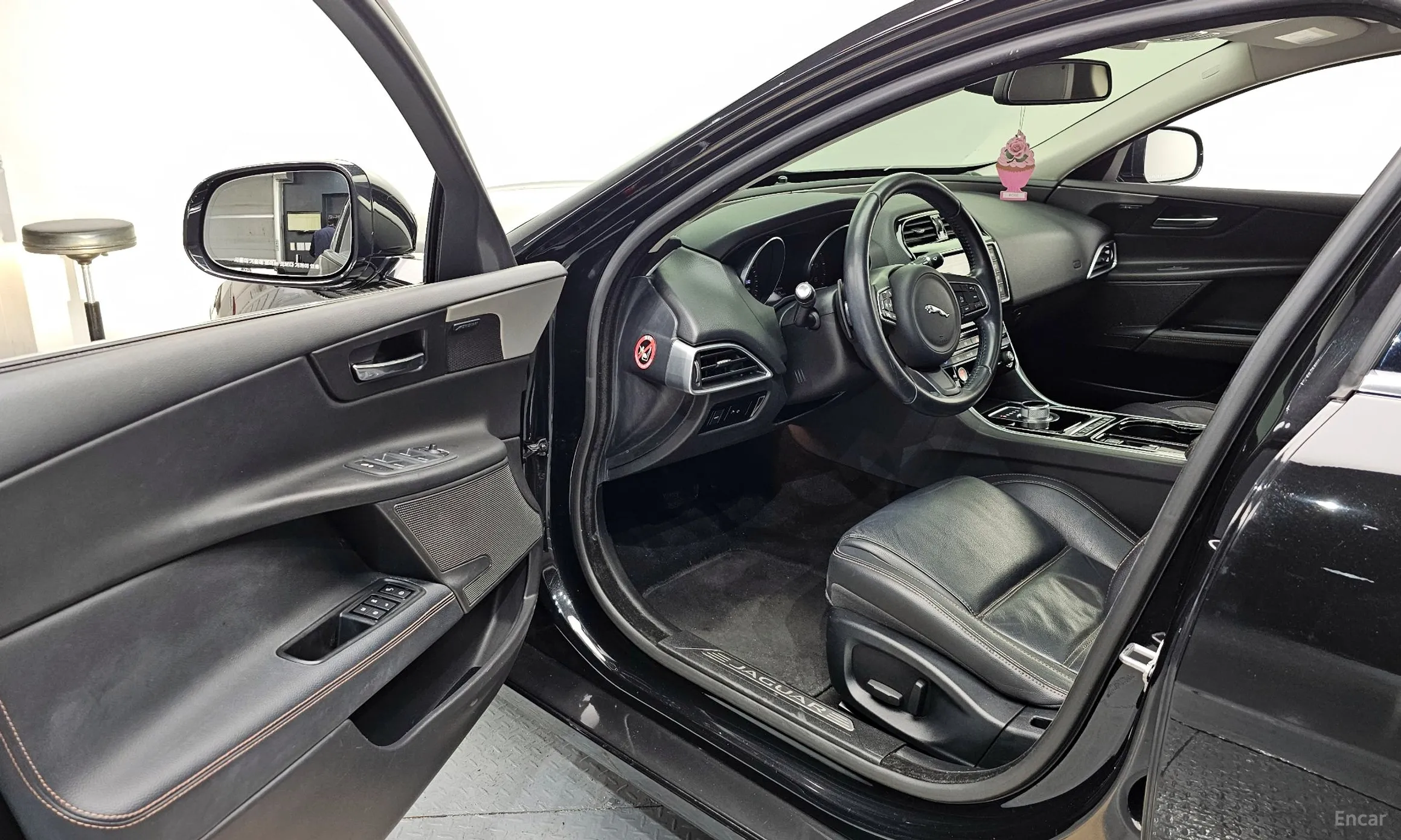 Jaguar XE превью 10
