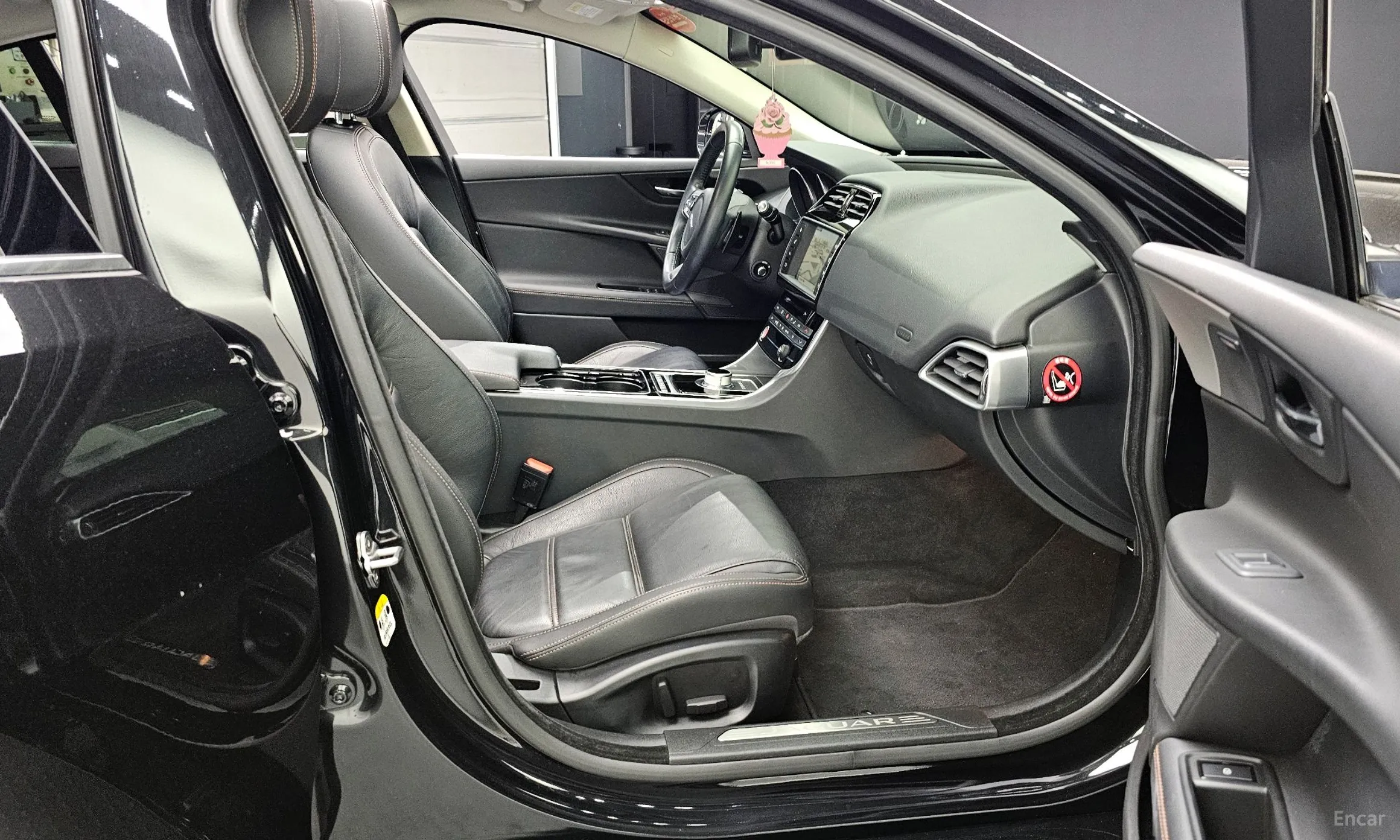 Jaguar XE превью 11