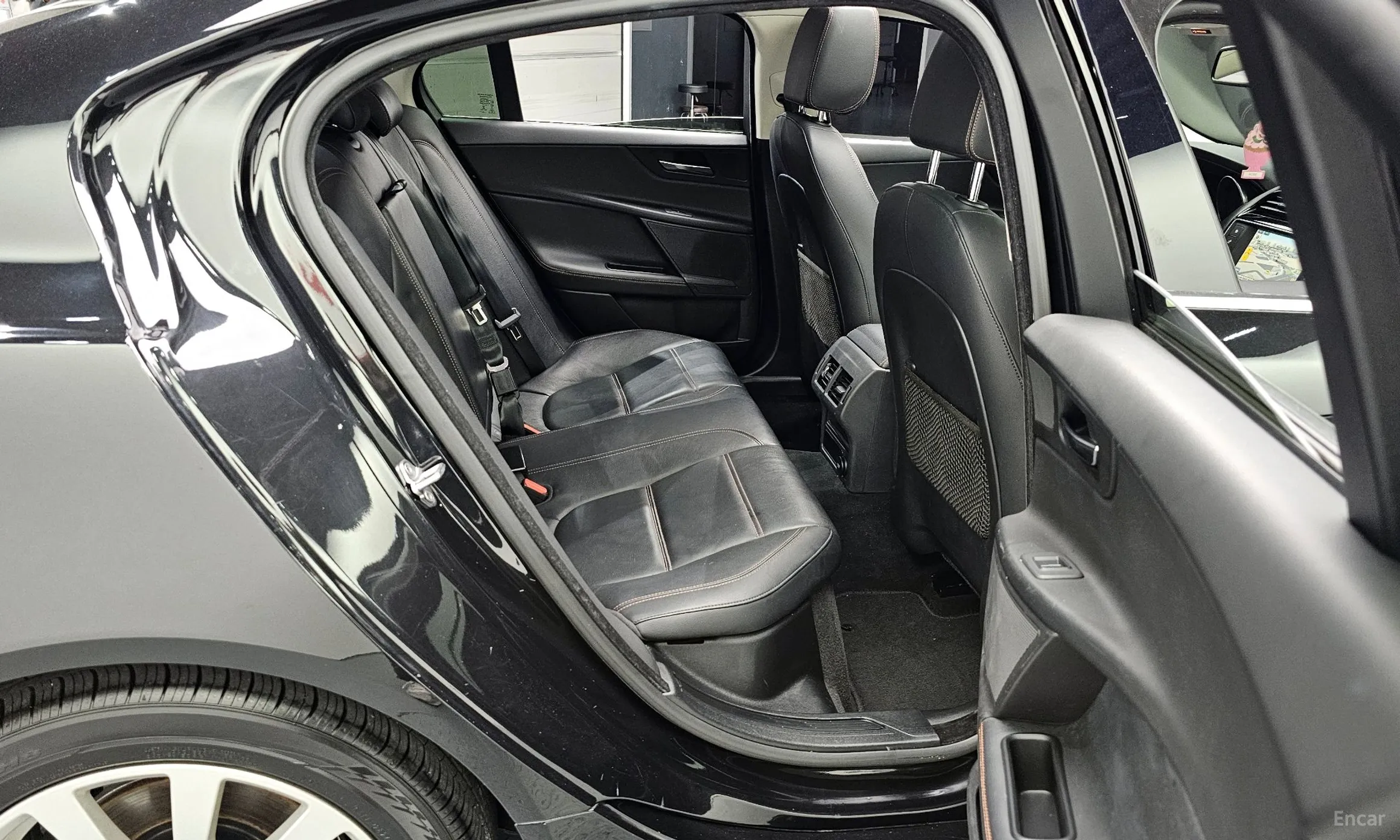 Jaguar XE превью 12