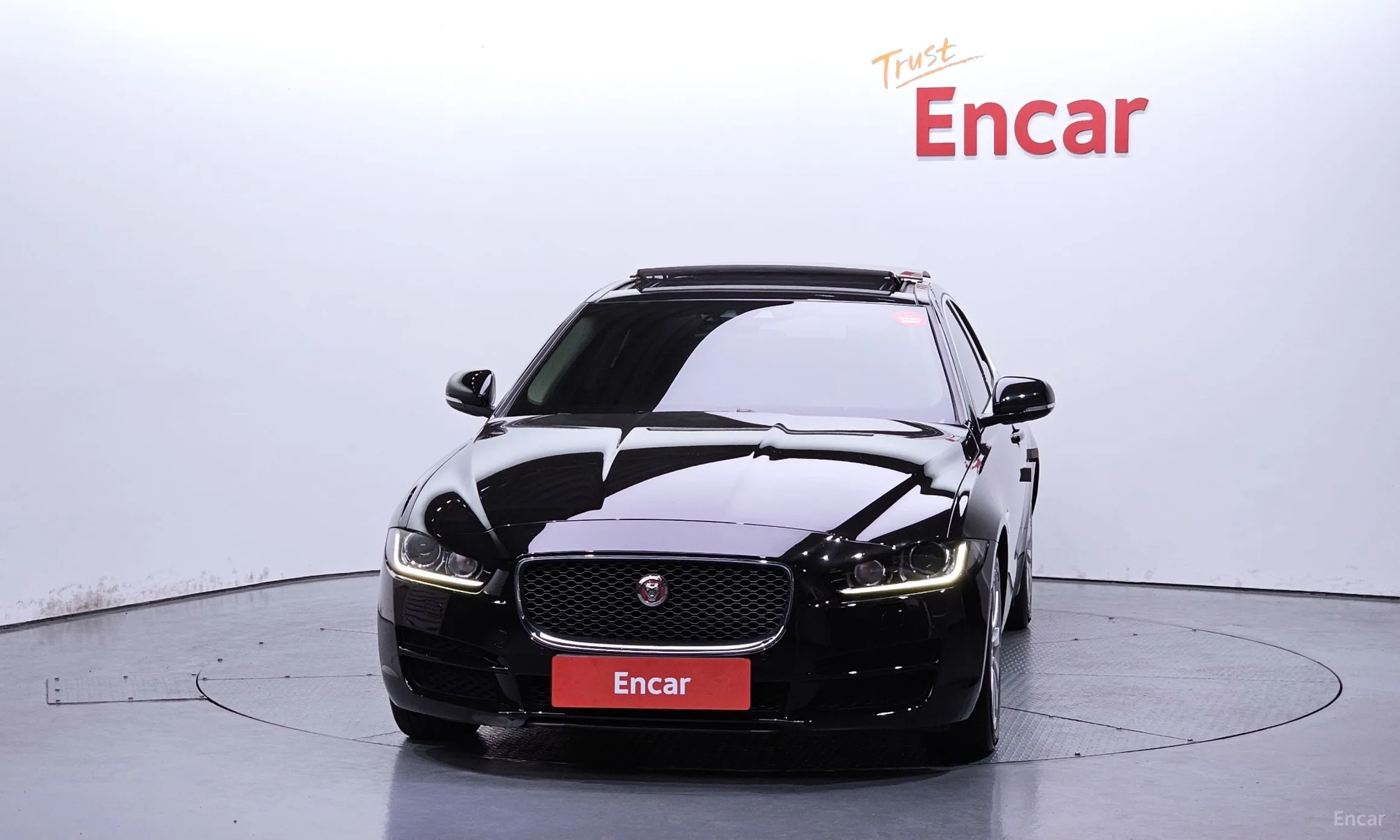 Jaguar XE превью 3