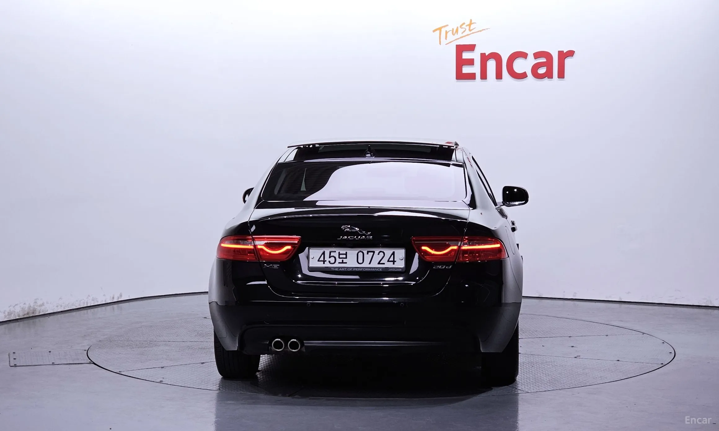 Jaguar XE превью 4