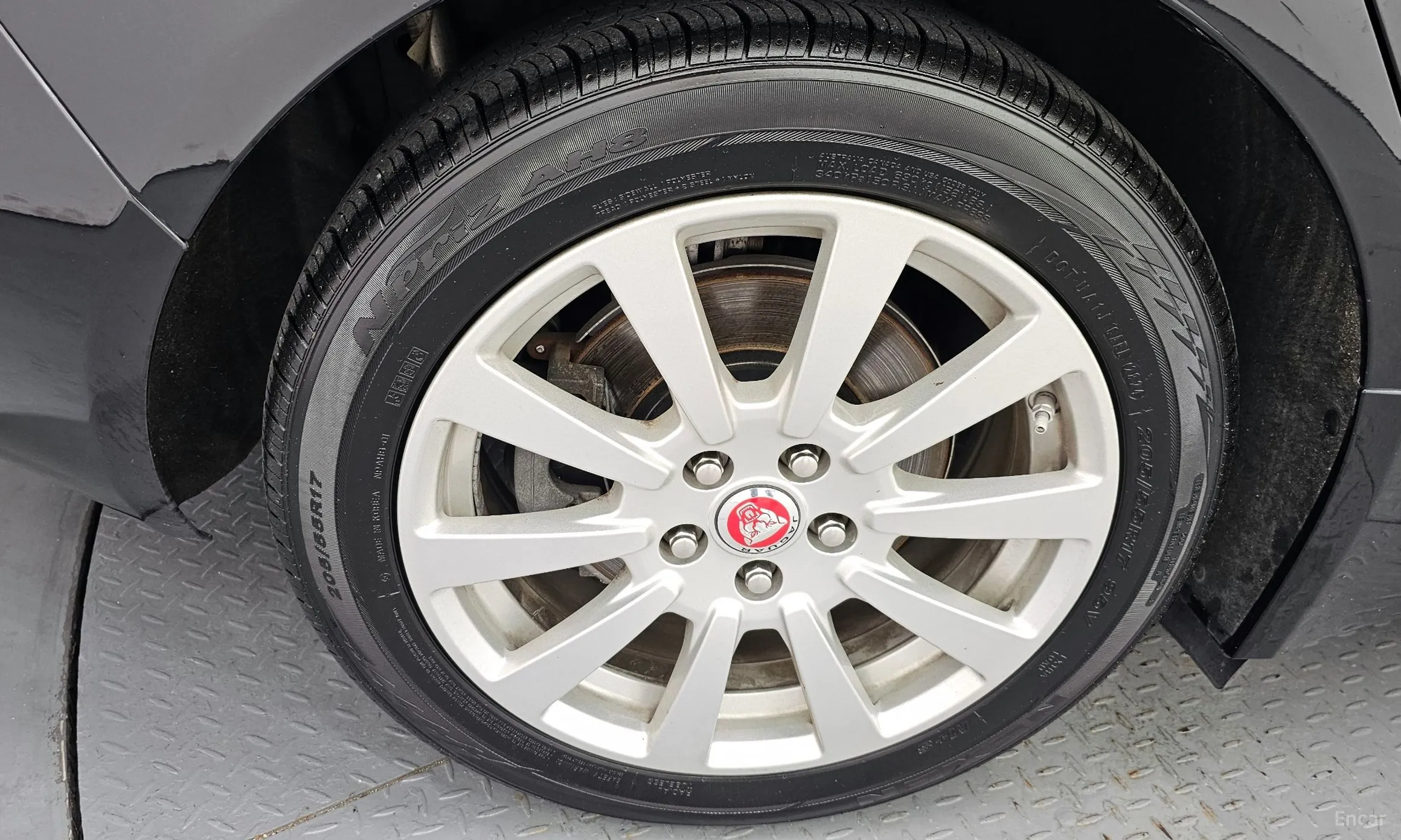 Jaguar XE превью 5