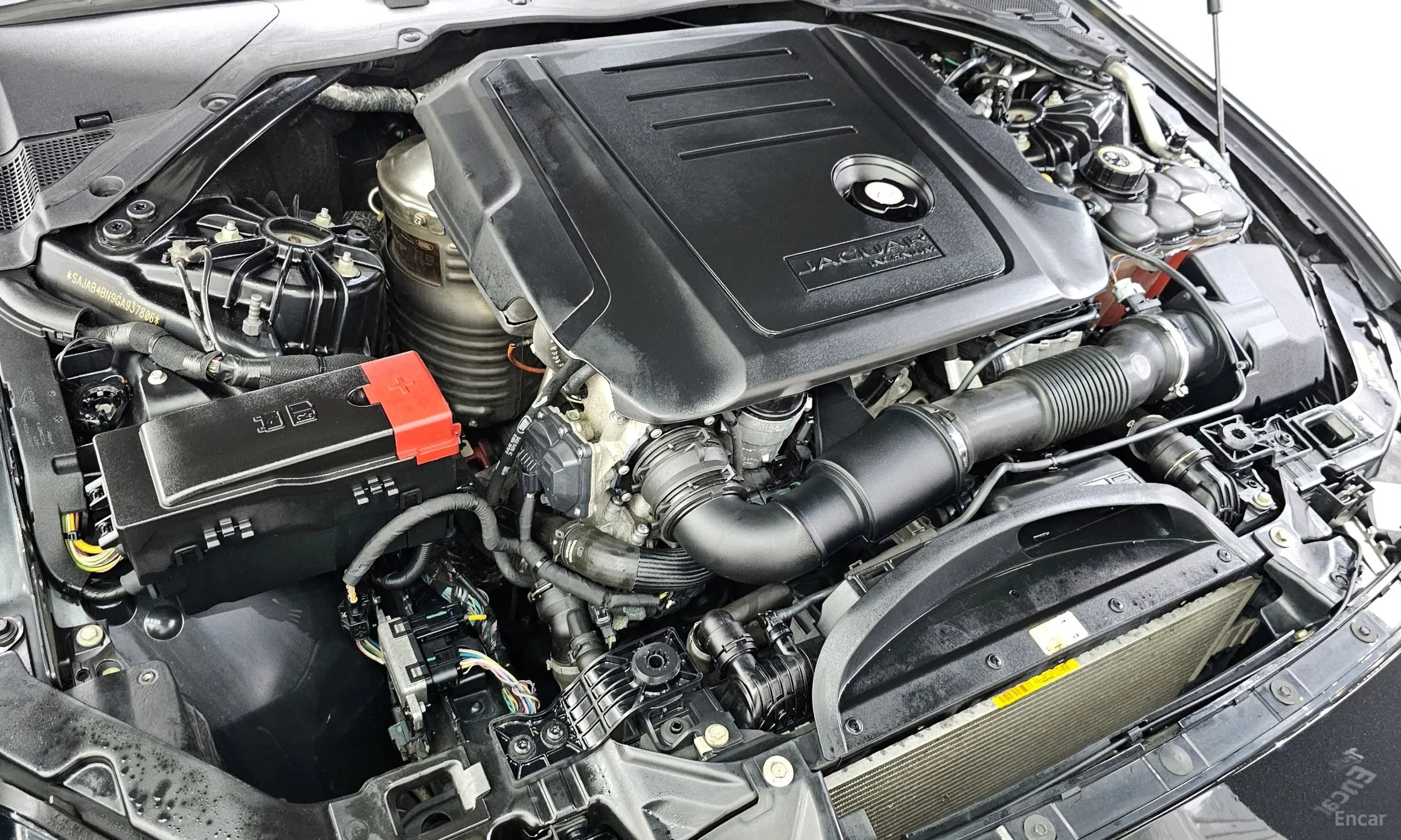 Jaguar XE превью 6