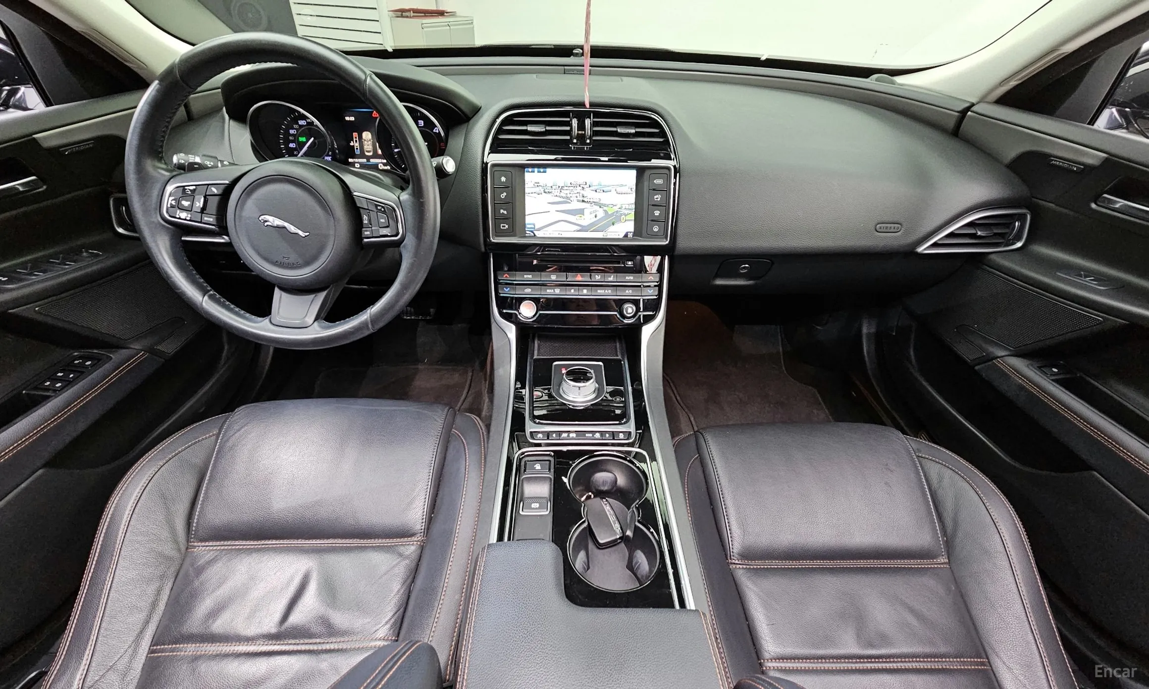 Jaguar XE превью 7