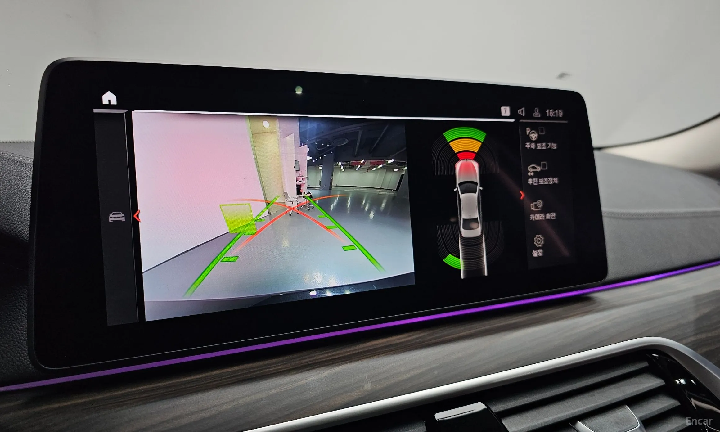 BMW 5 Series (G30) превью 15