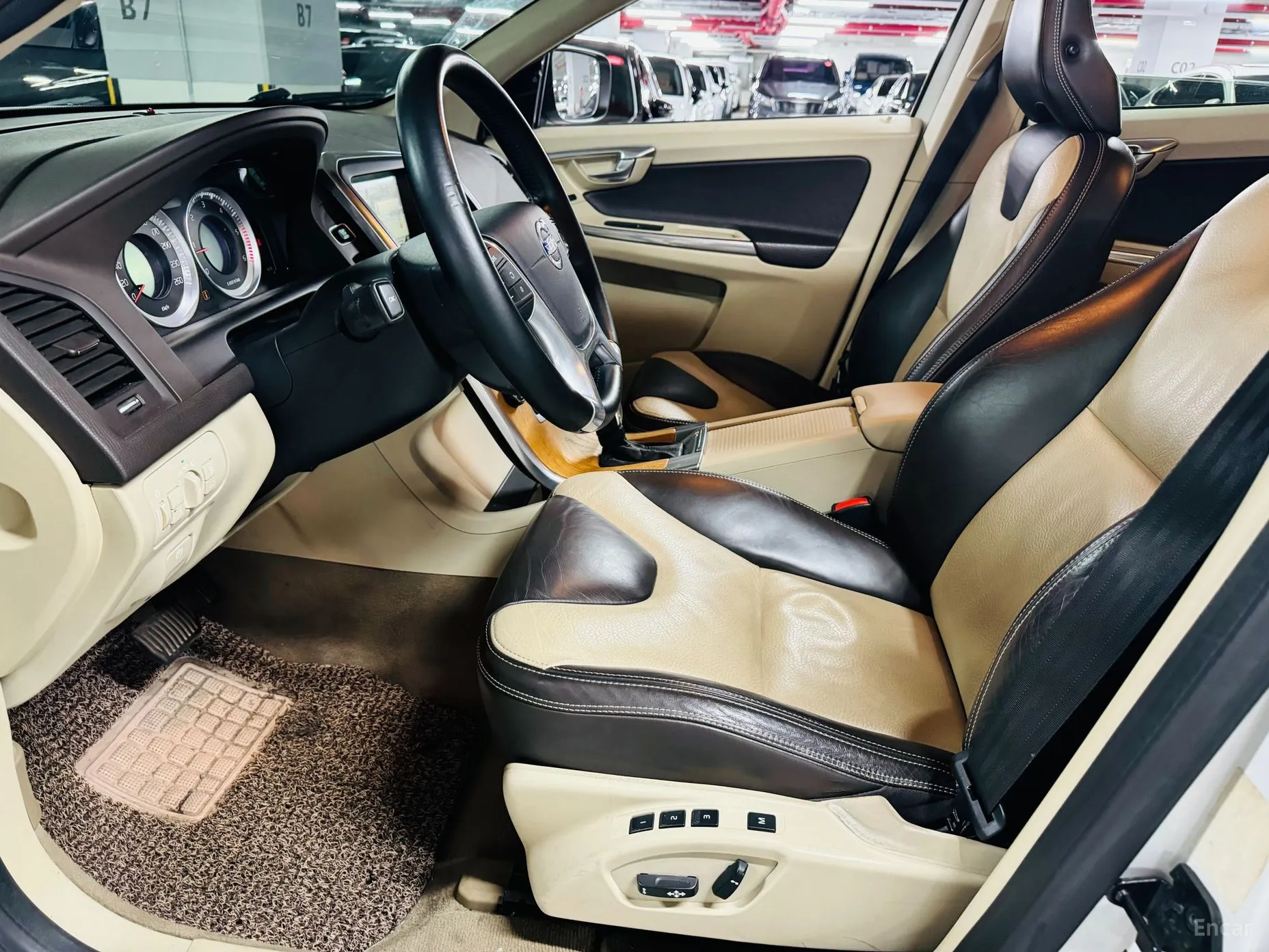 Volvo XC60 превью 11