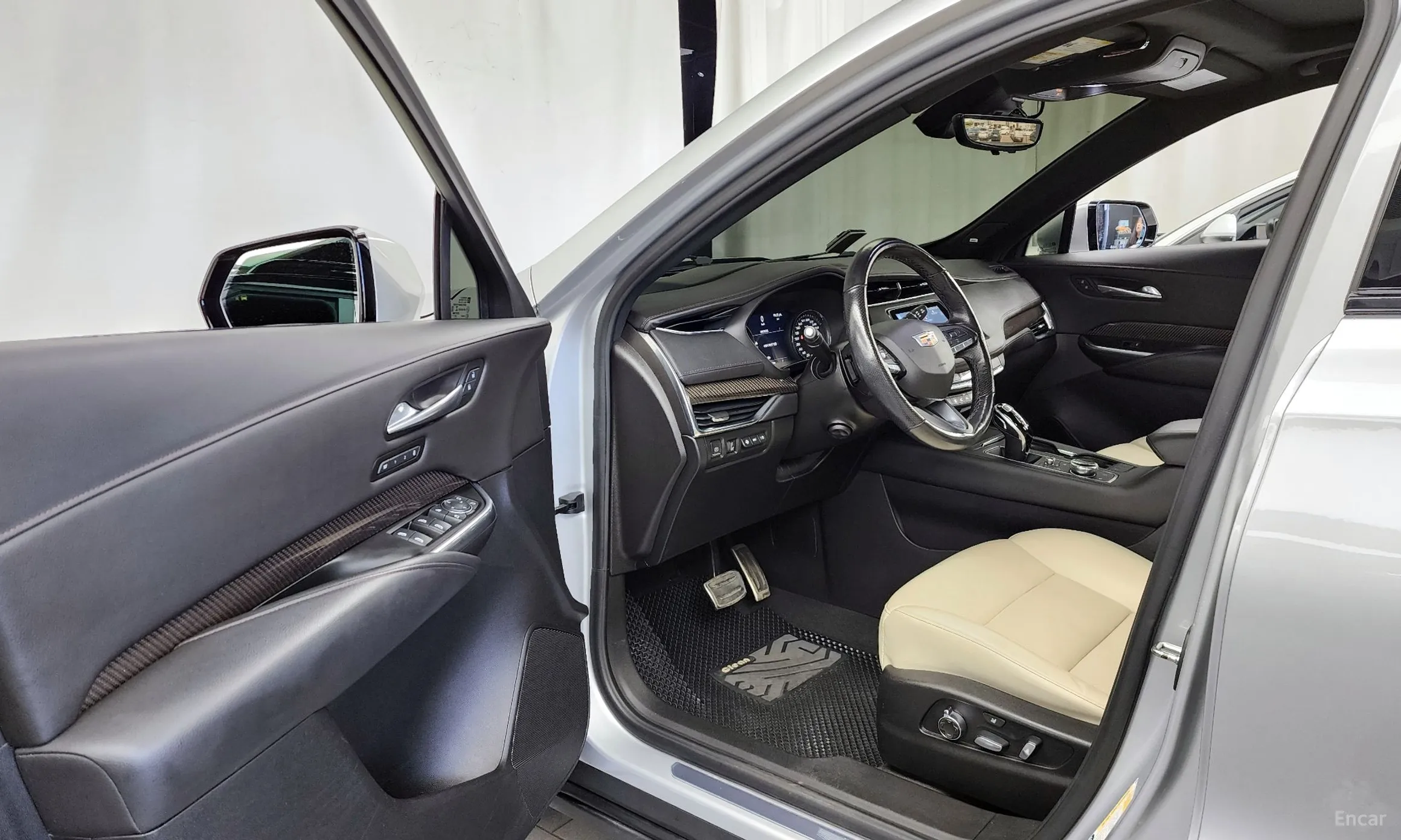 Cadillac XT4 превью 10