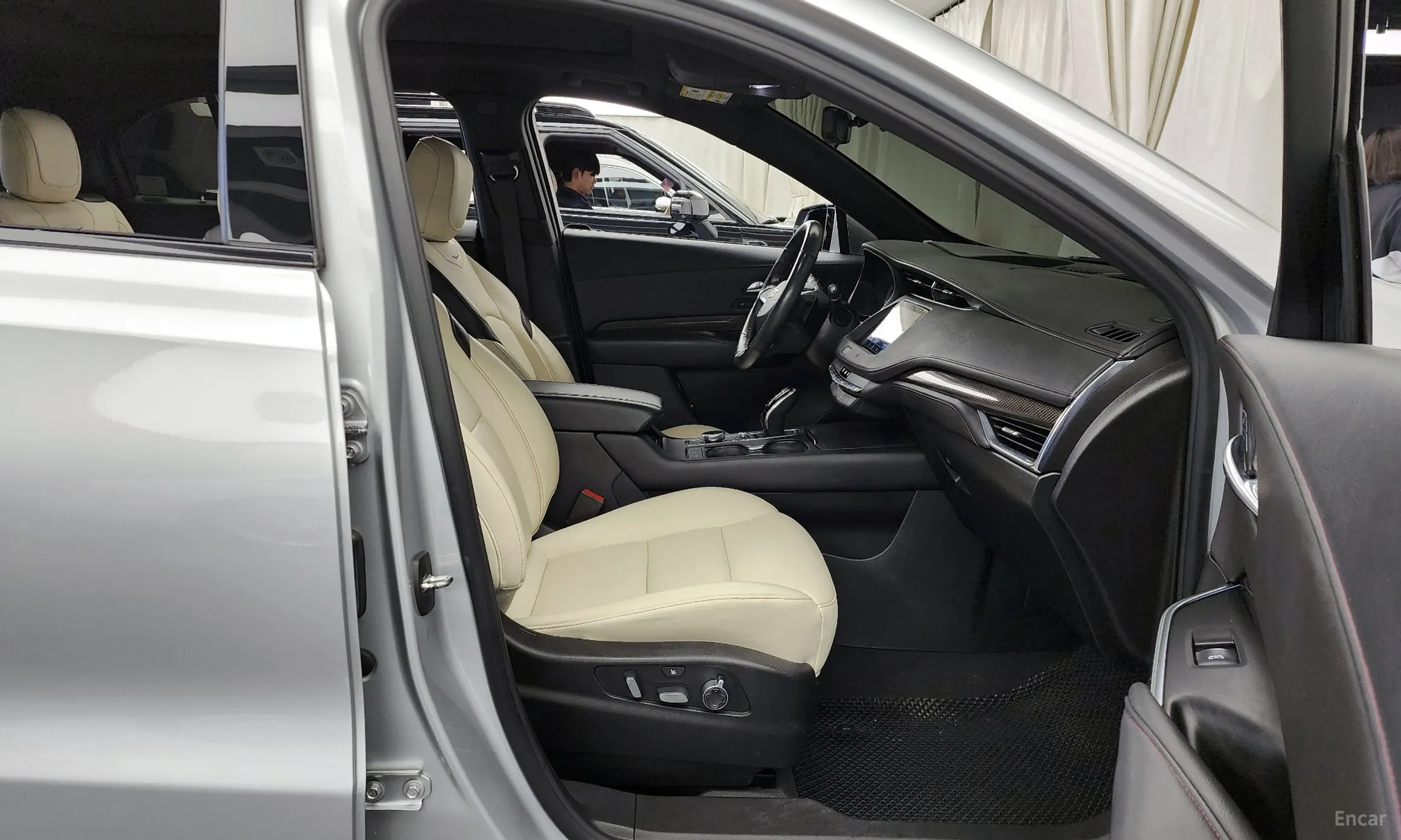 Cadillac XT4 превью 11