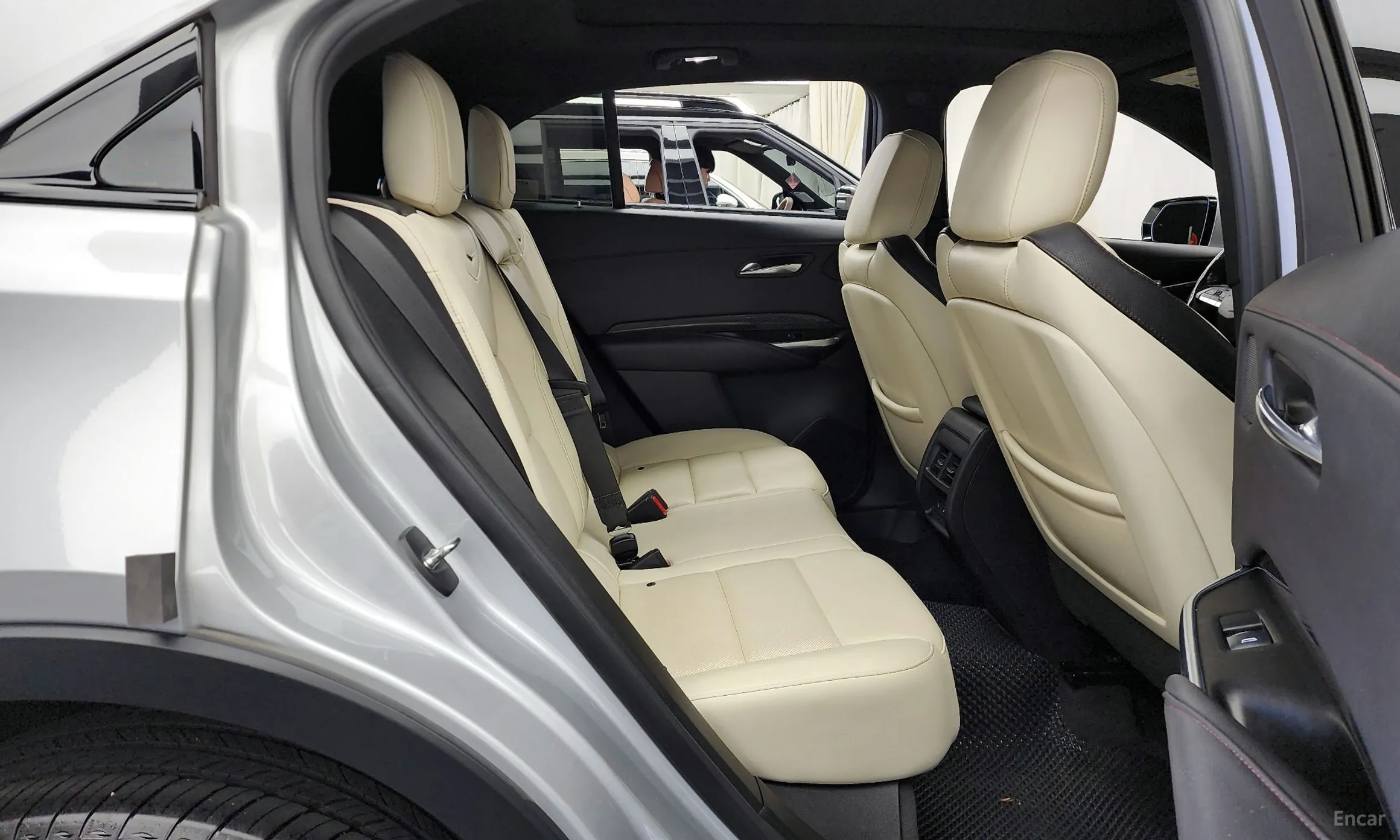 Cadillac XT4 превью 12