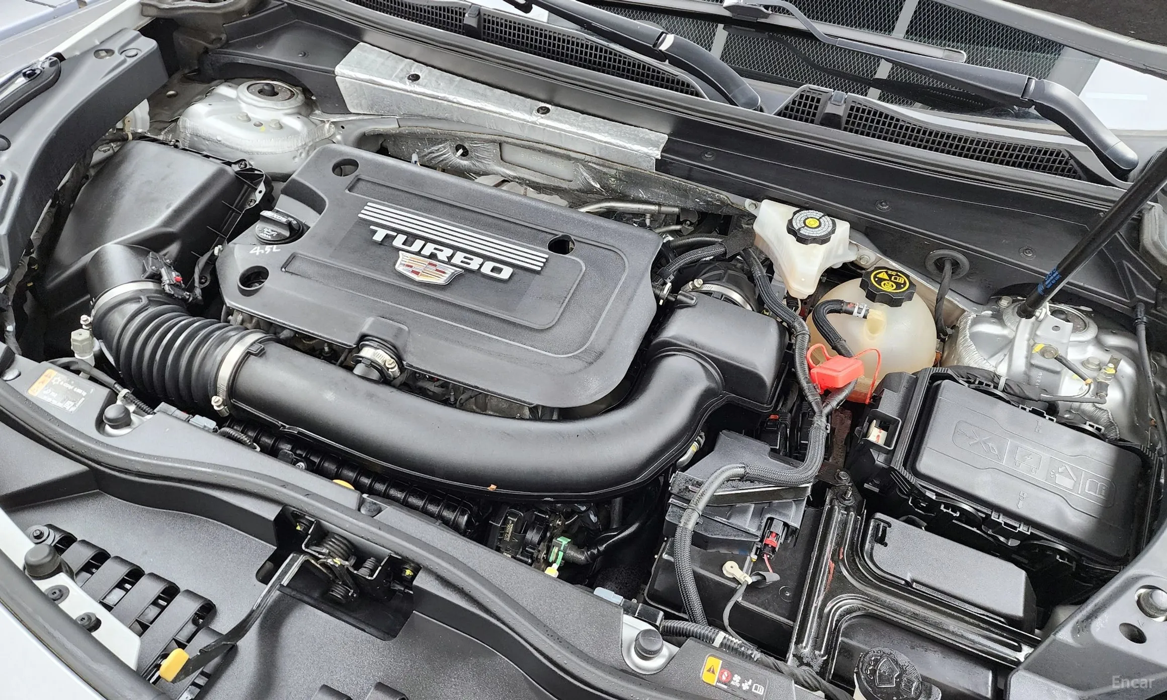 Cadillac XT4 превью 6
