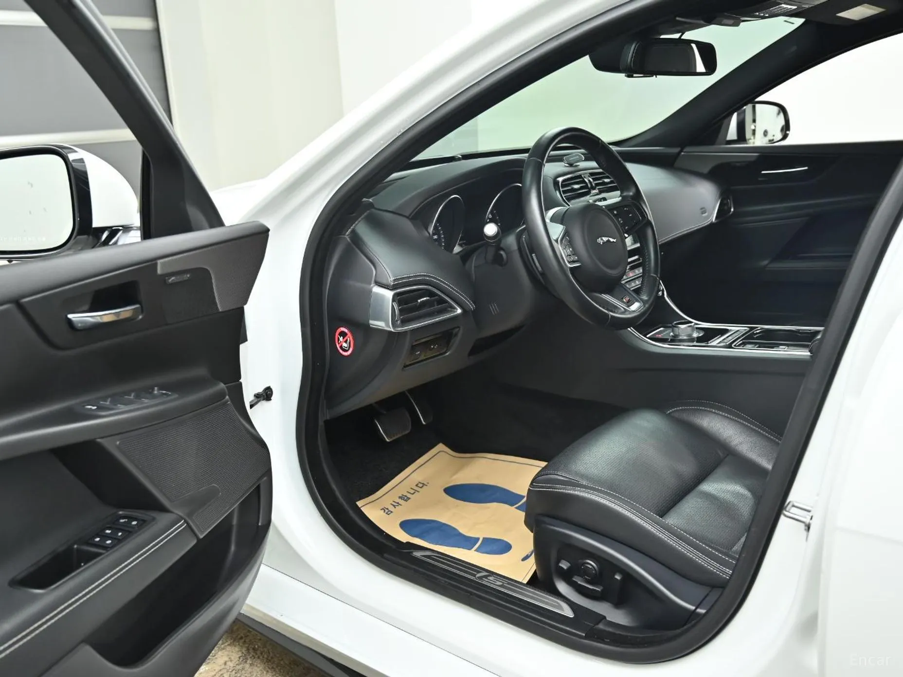 Jaguar XE превью 11