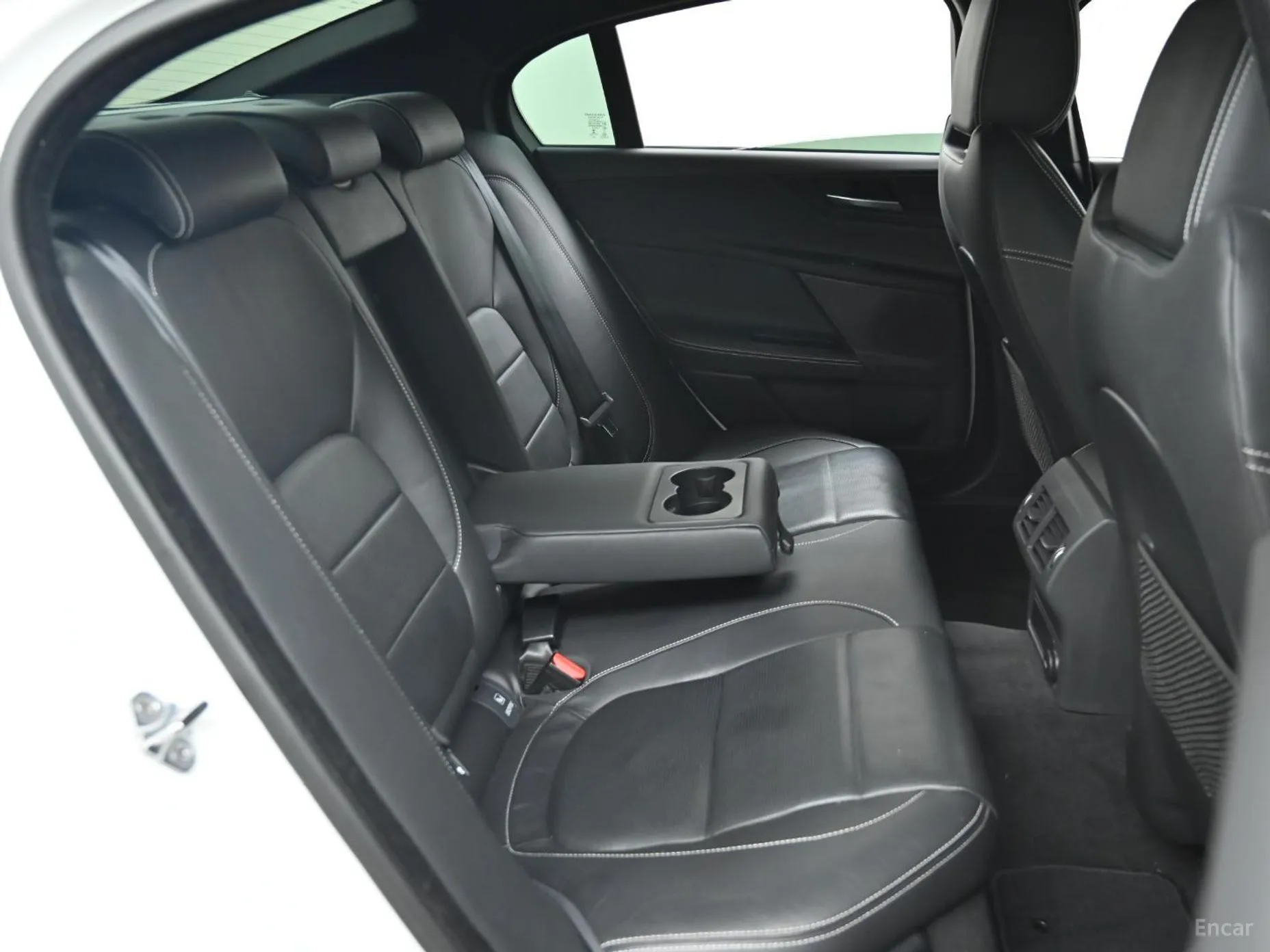 Jaguar XE превью 12