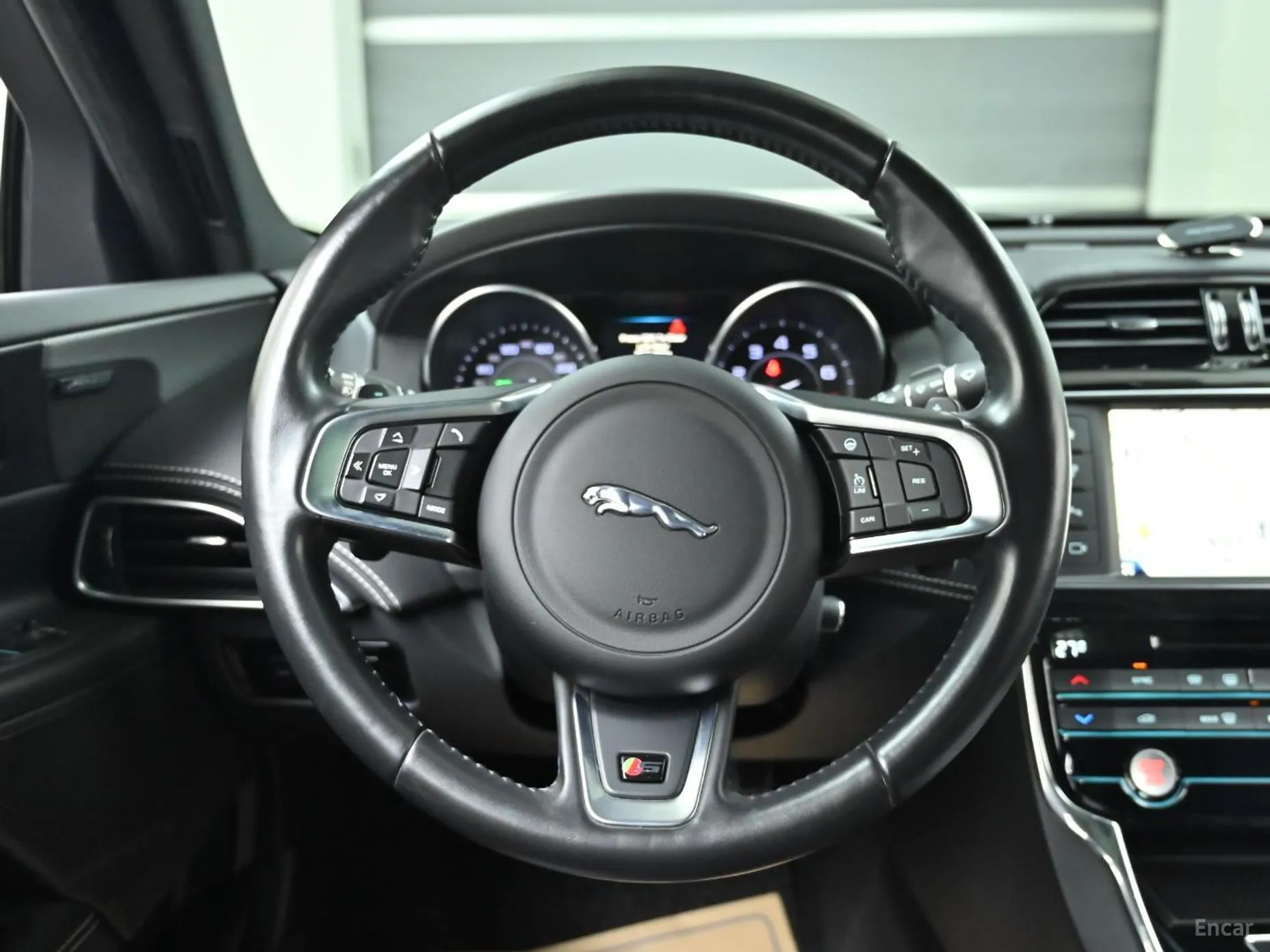 Jaguar XE превью 13