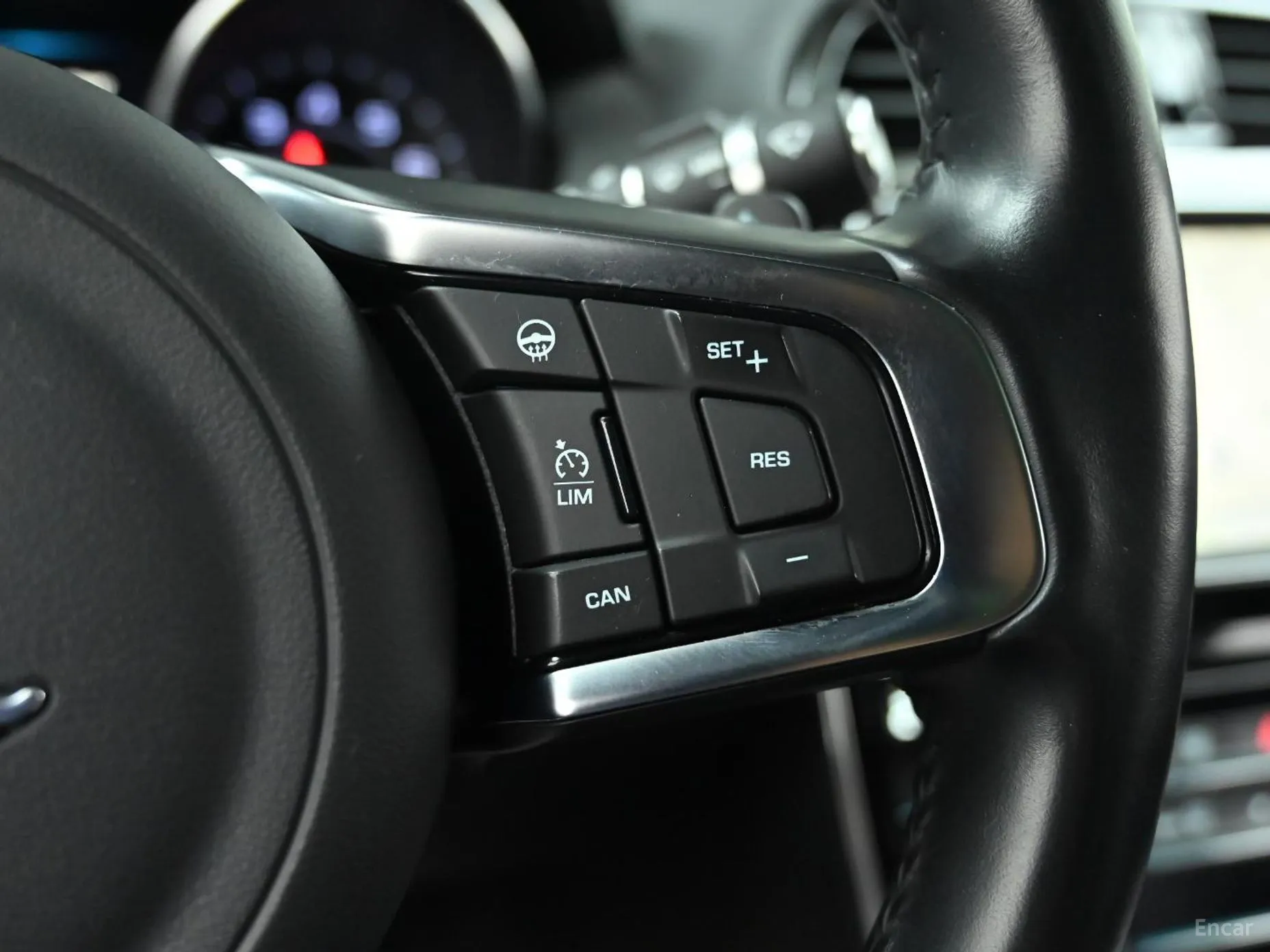 Jaguar XE превью 17