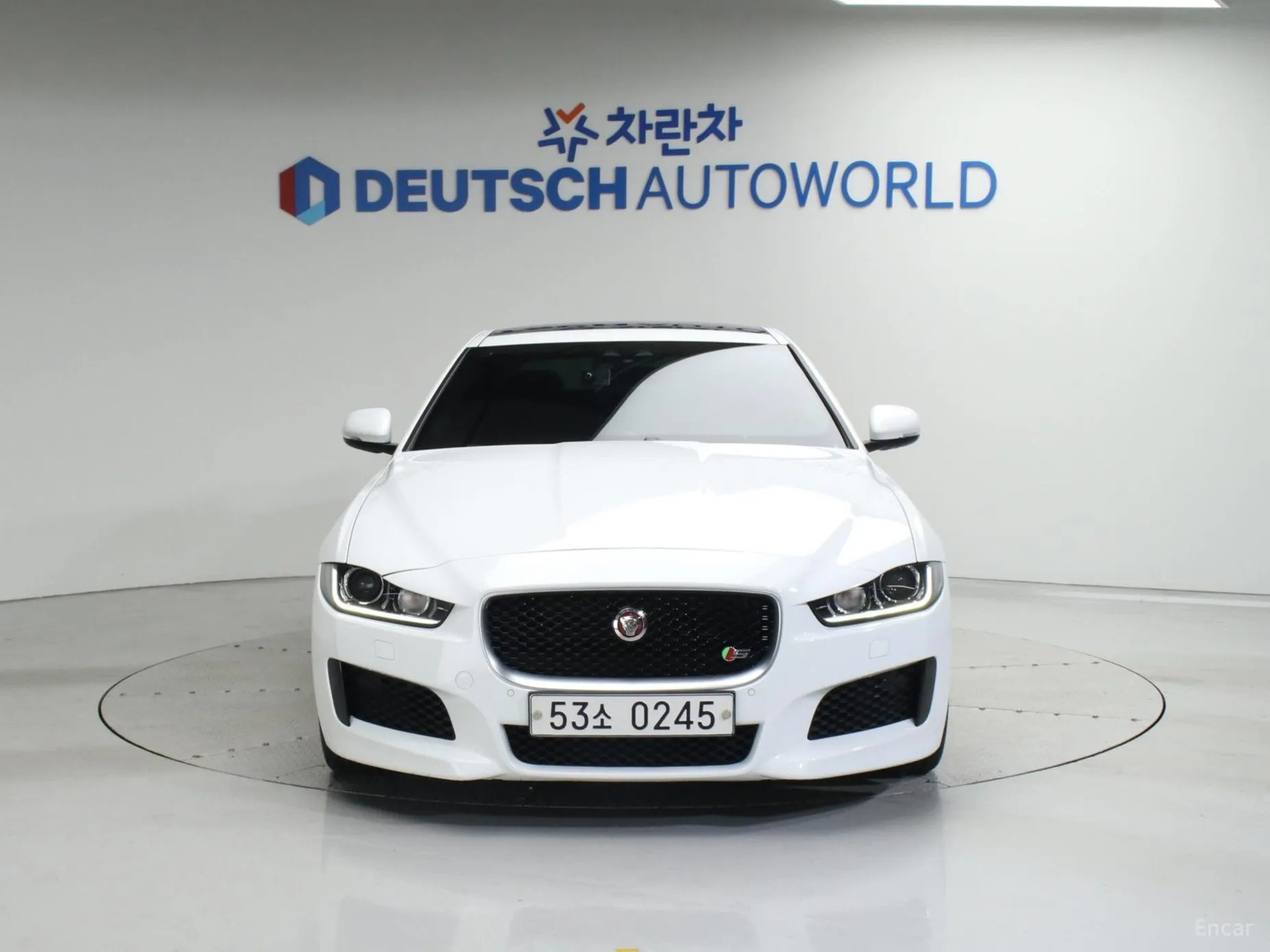 Jaguar XE превью 3