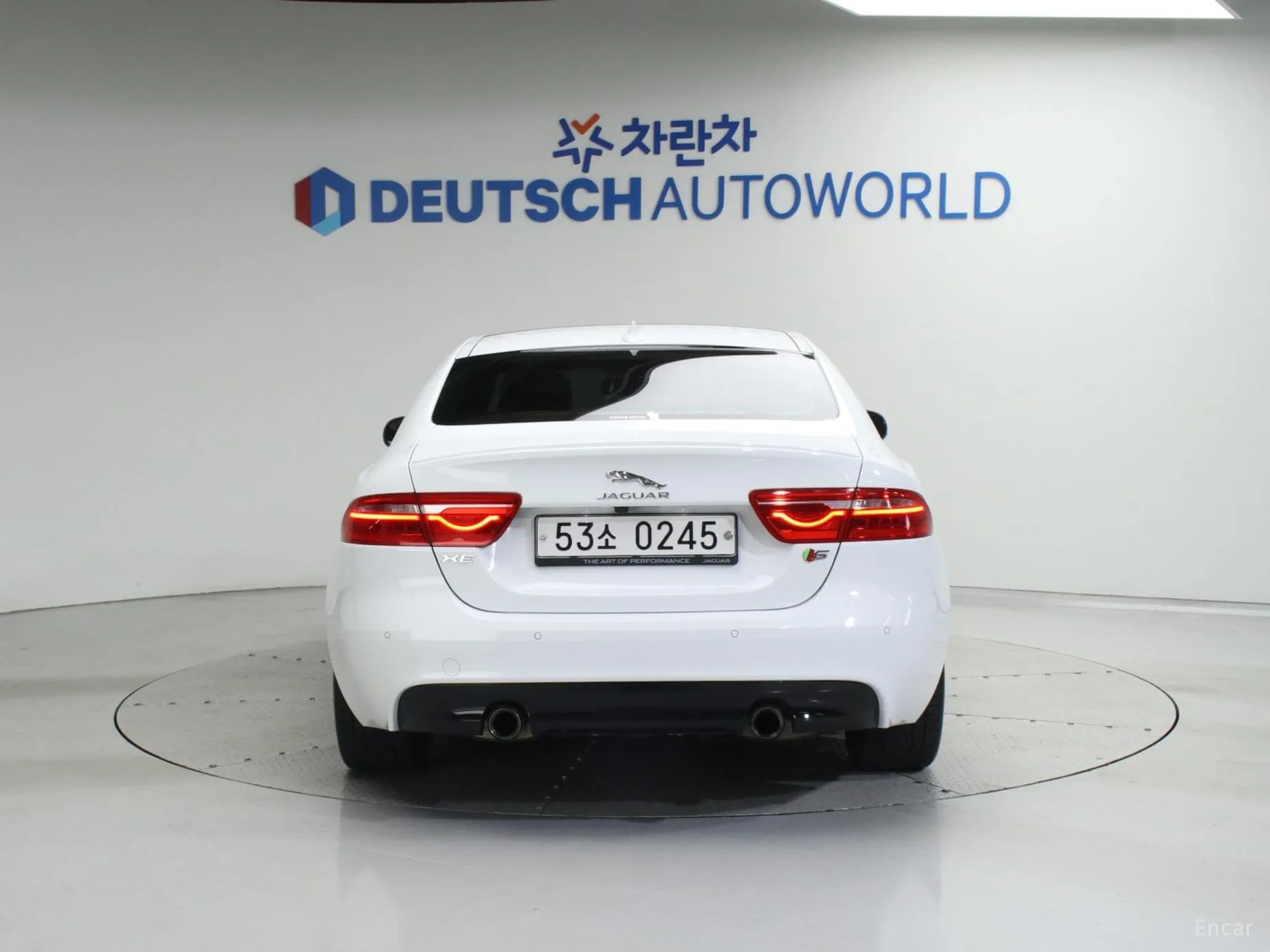 Jaguar XE превью 4
