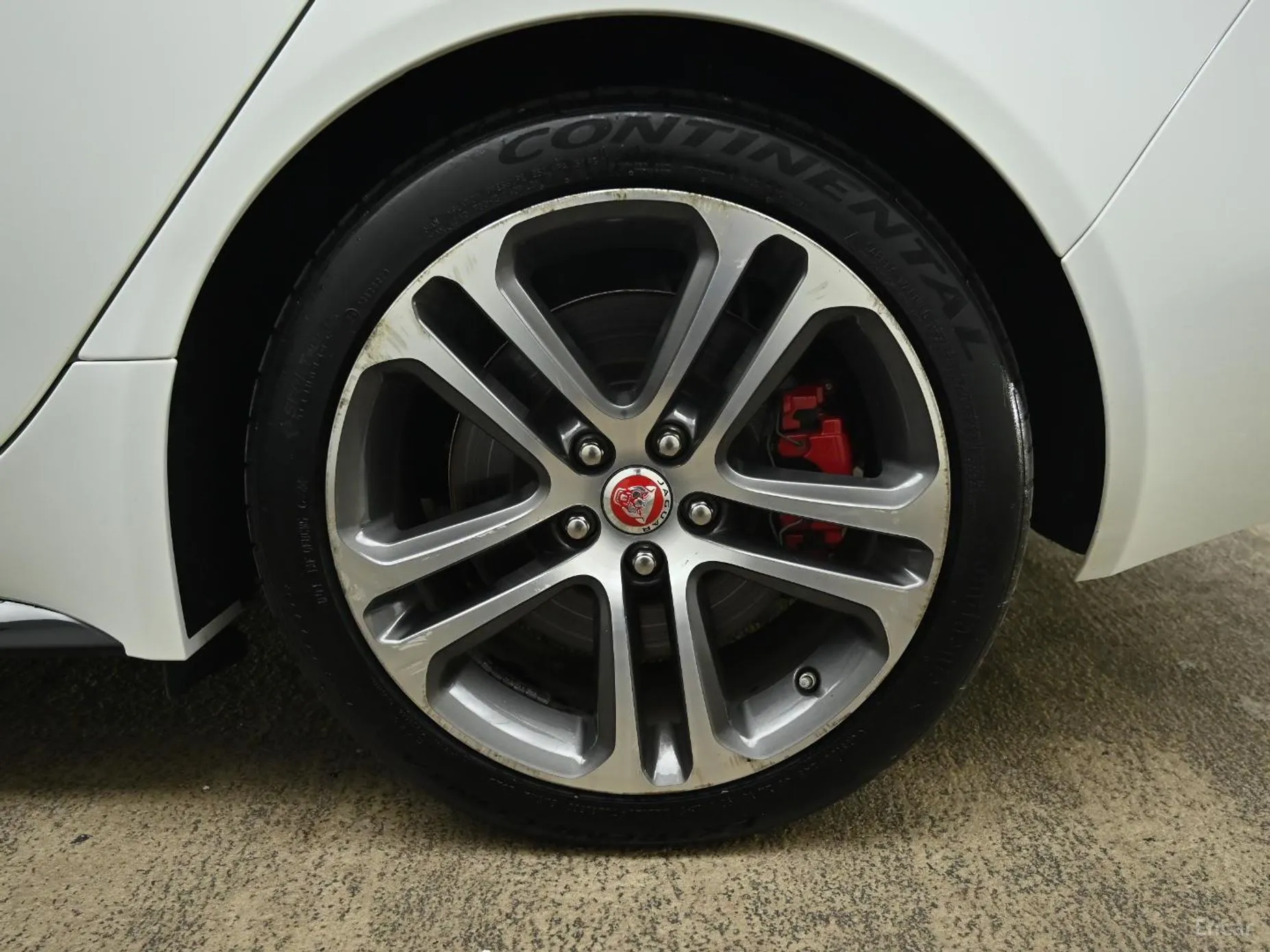 Jaguar XE превью 5
