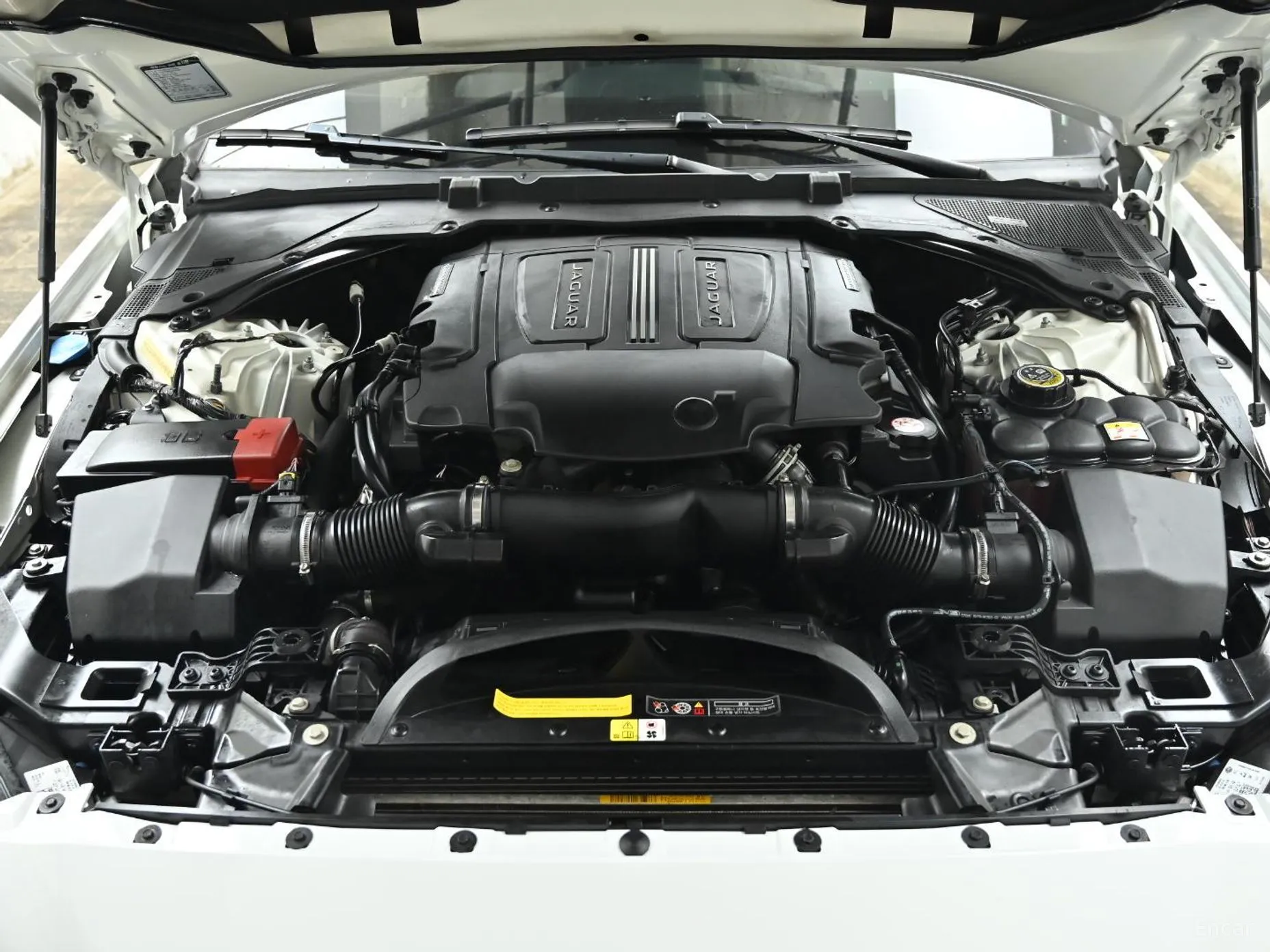 Jaguar XE превью 6