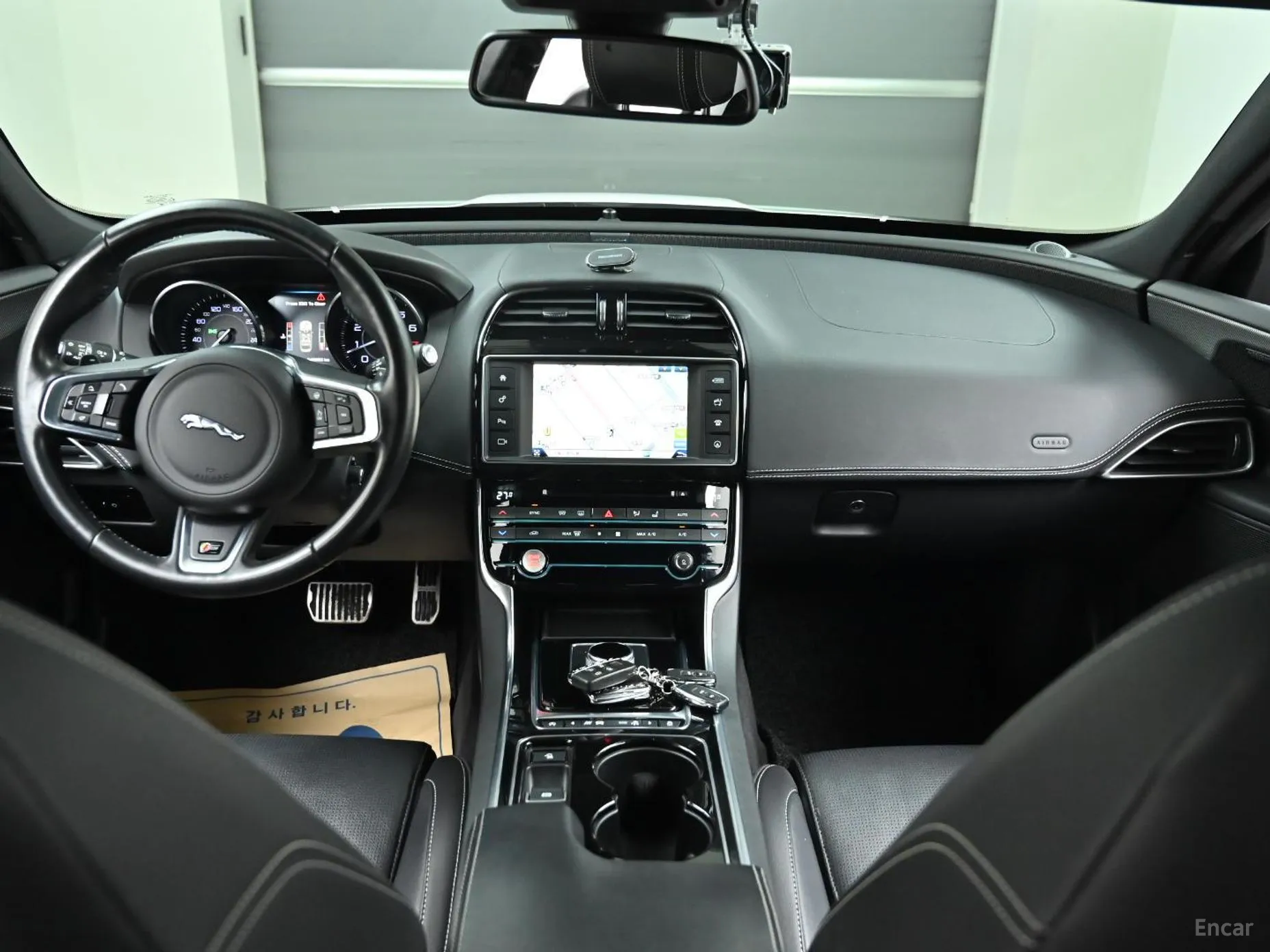 Jaguar XE превью 7