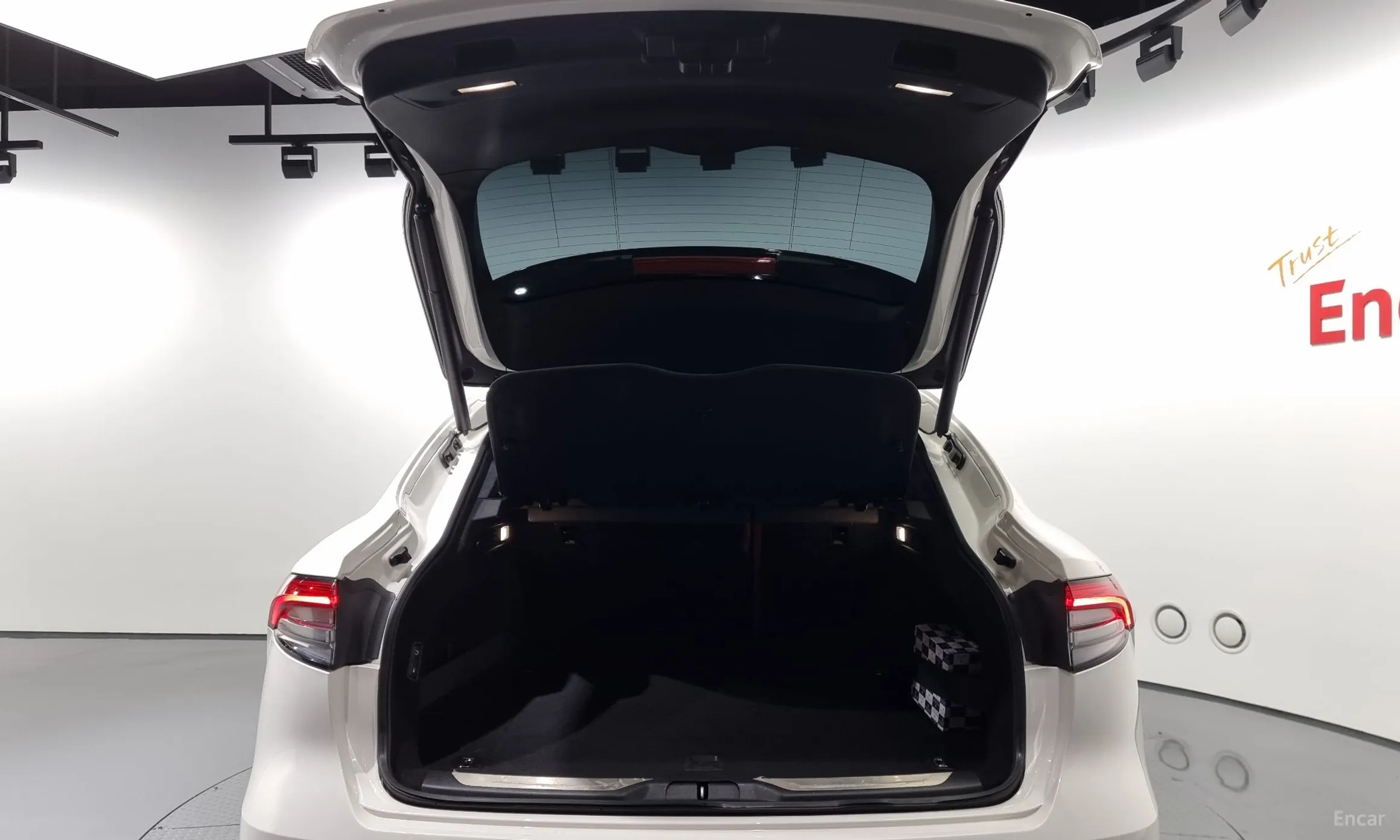 Maserati Levante превью 20
