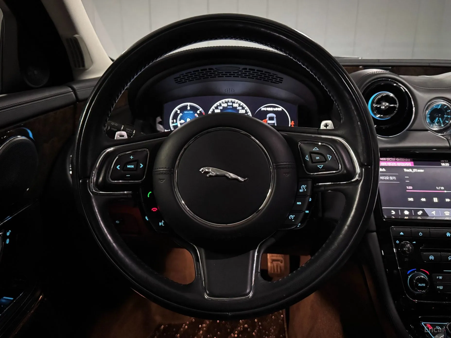 Jaguar All New XJ превью 11