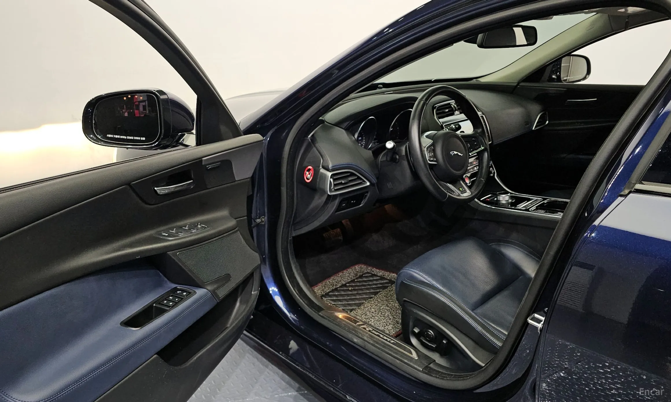 Jaguar XE превью 10