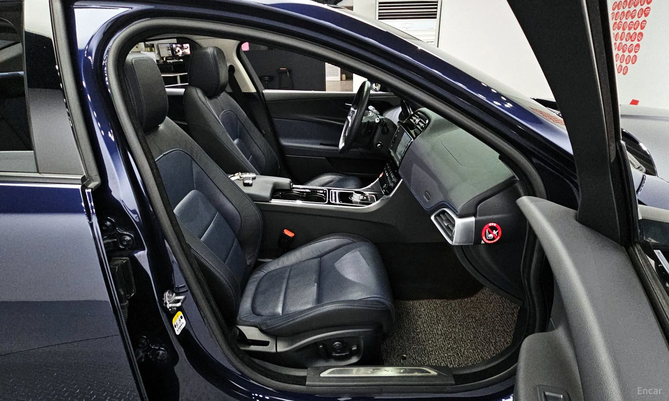 Jaguar XE превью 12