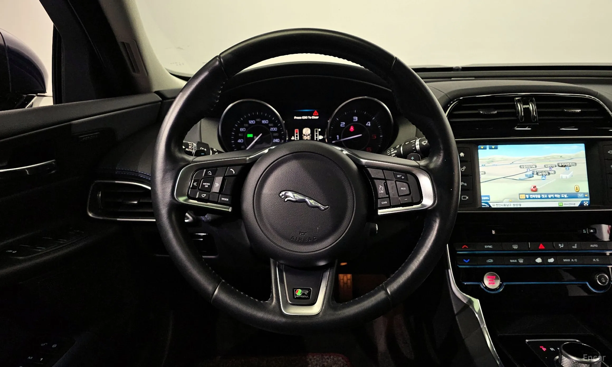 Jaguar XE превью 14