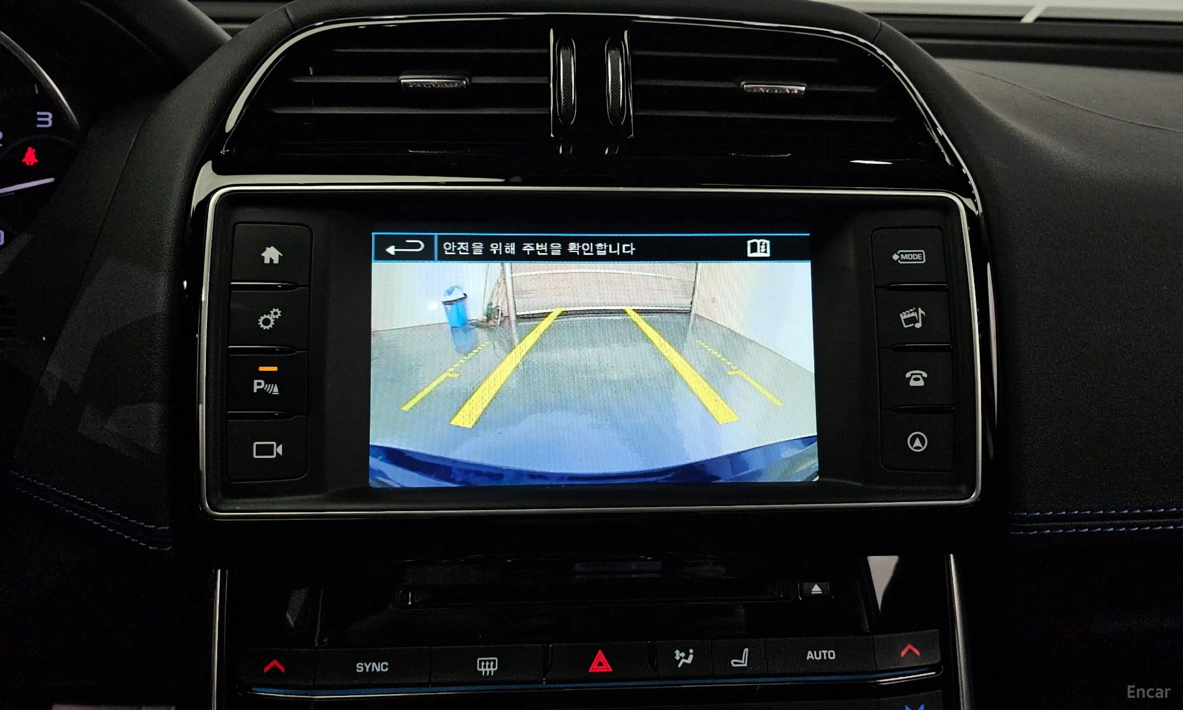Jaguar XE превью 17