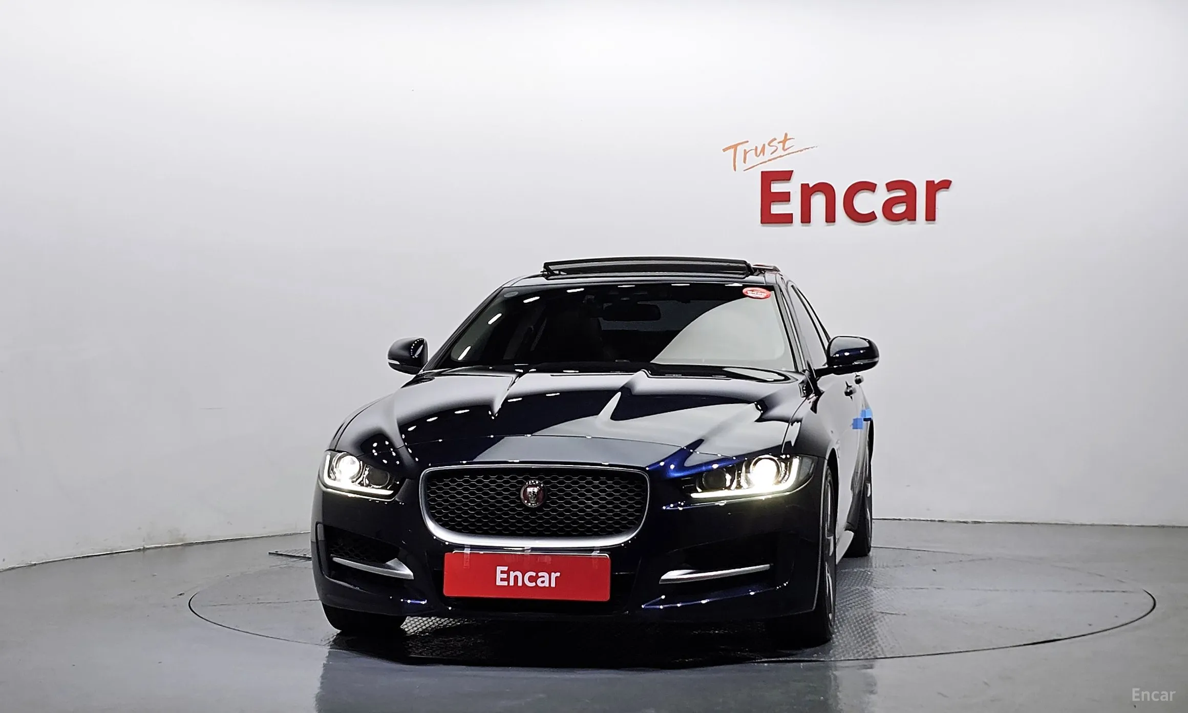 Jaguar XE превью 3