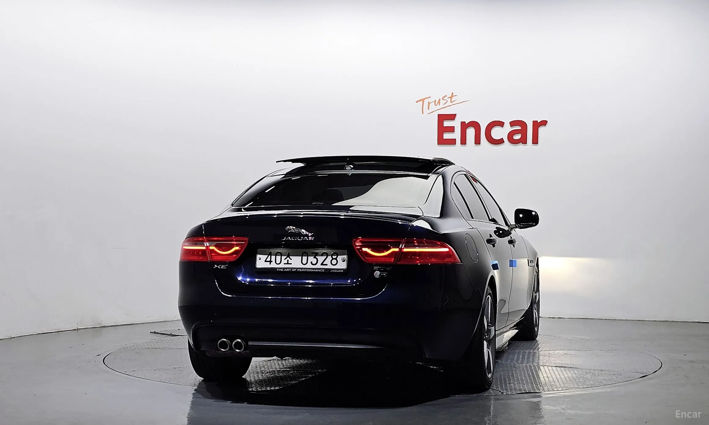Jaguar XE превью 4