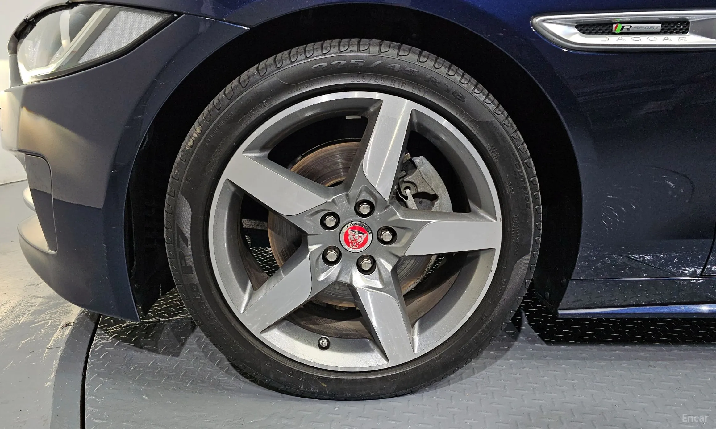 Jaguar XE превью 5