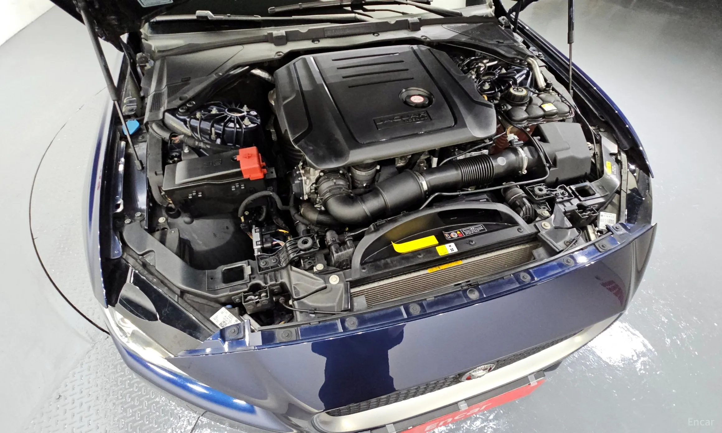 Jaguar XE превью 6