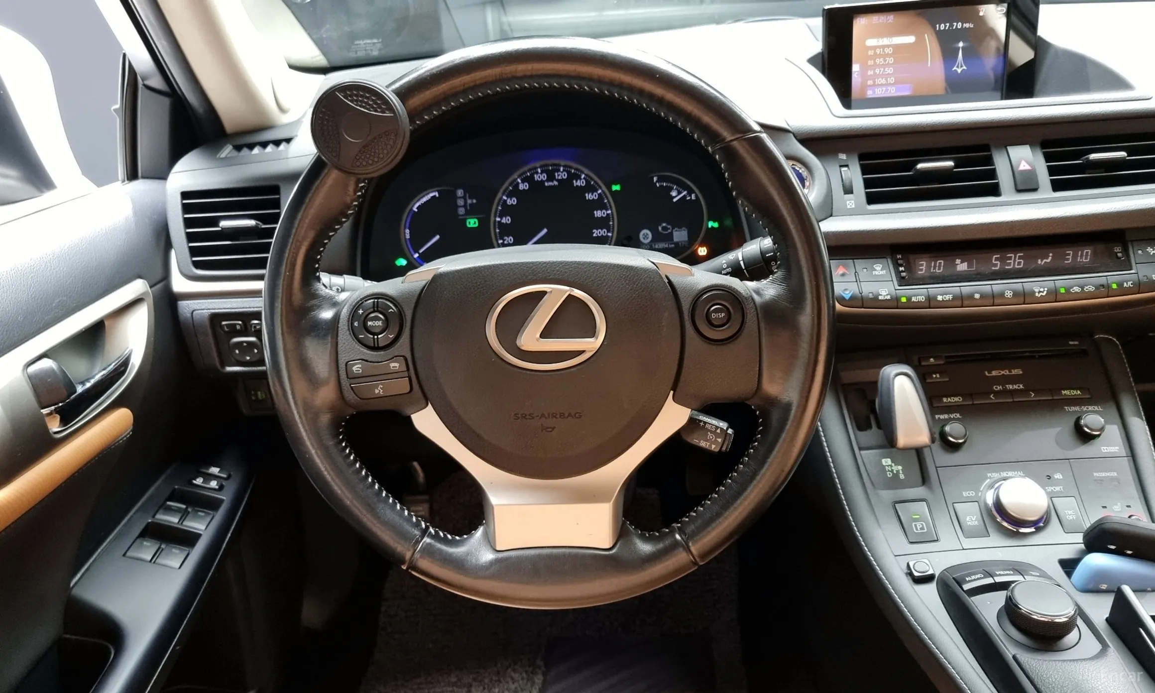 Lexus CT200h превью 13