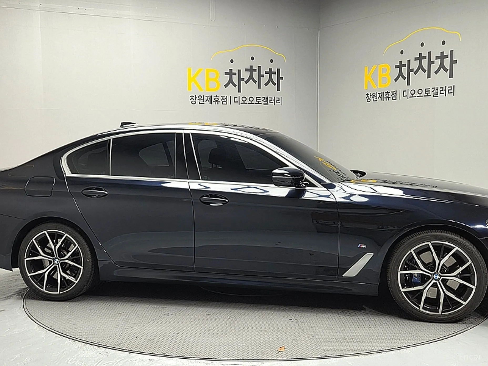 BMW 5 Series (G30) превью 4