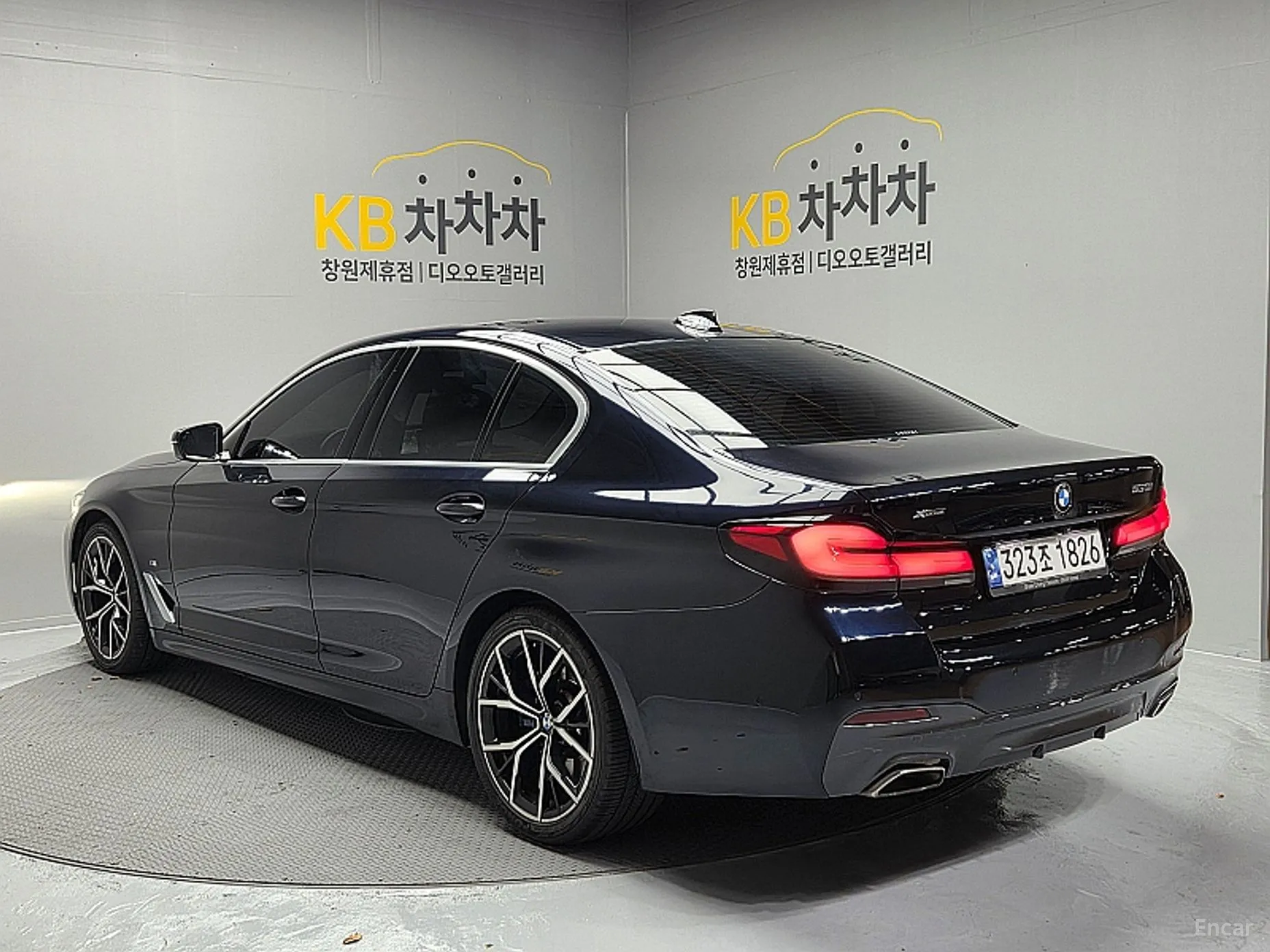 BMW 5 Series (G30) превью 7