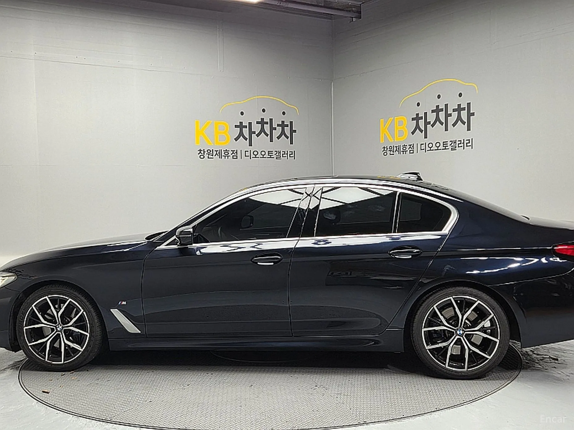 BMW 5 Series (G30) превью 8