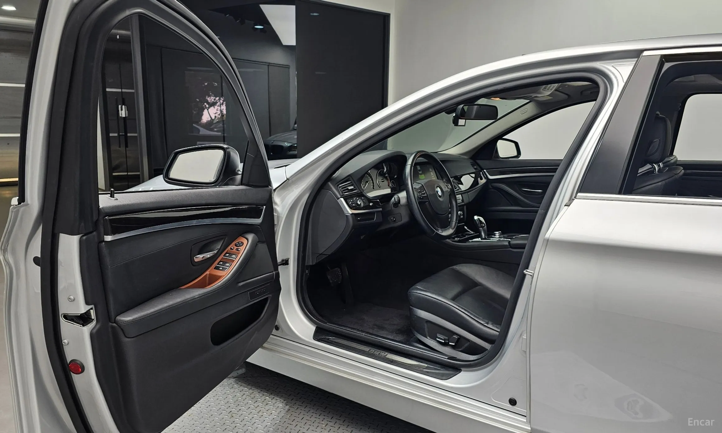 BMW 5 Series (F10) превью 11
