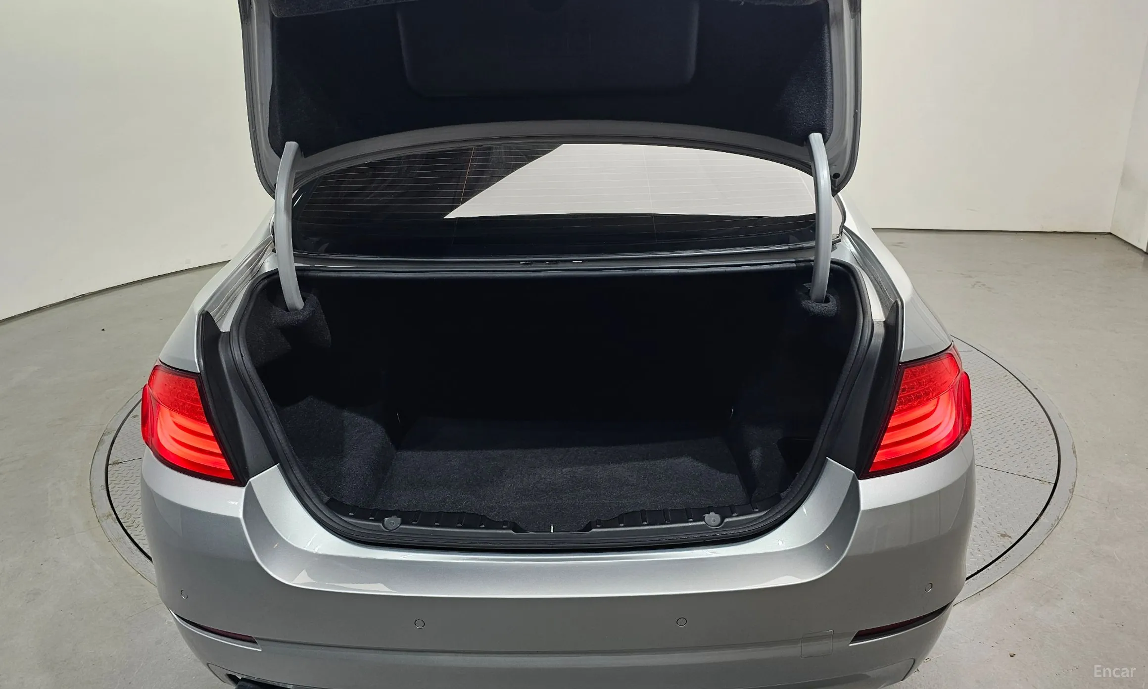 BMW 5 Series (F10) превью 20