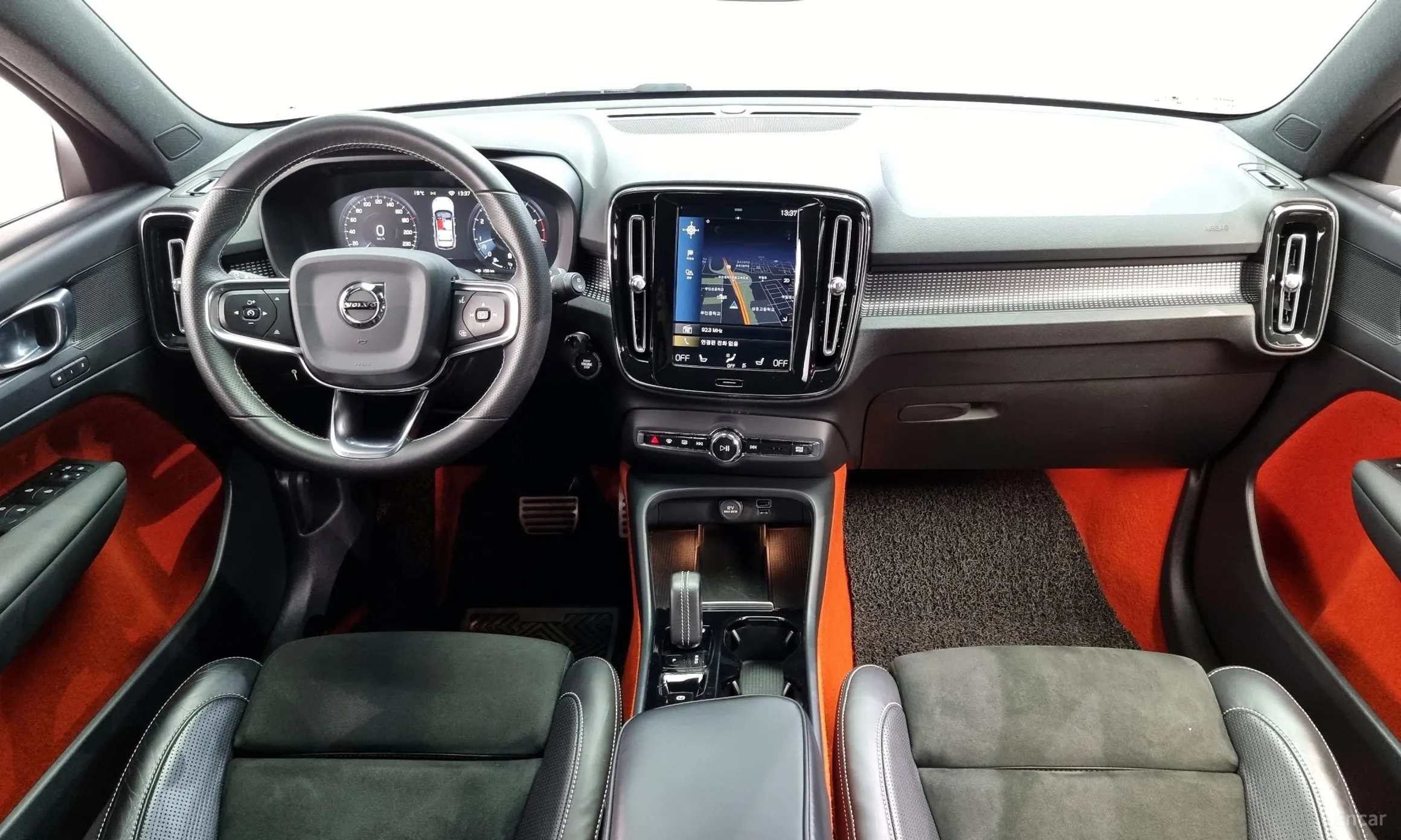 Volvo XC40 превью 7