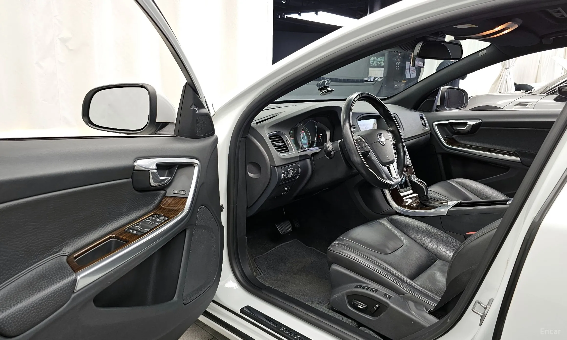Volvo S60 превью 10