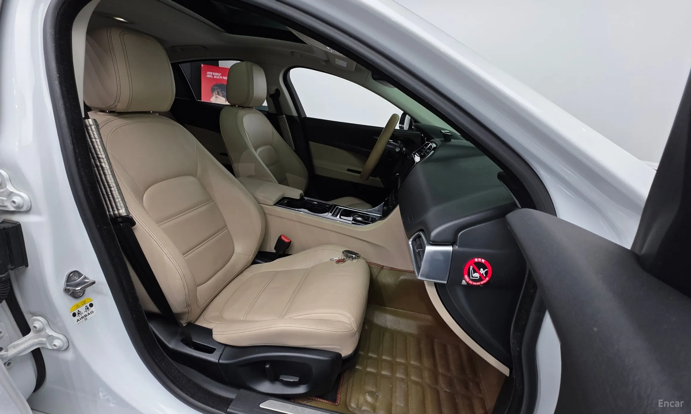 Jaguar XE превью 10