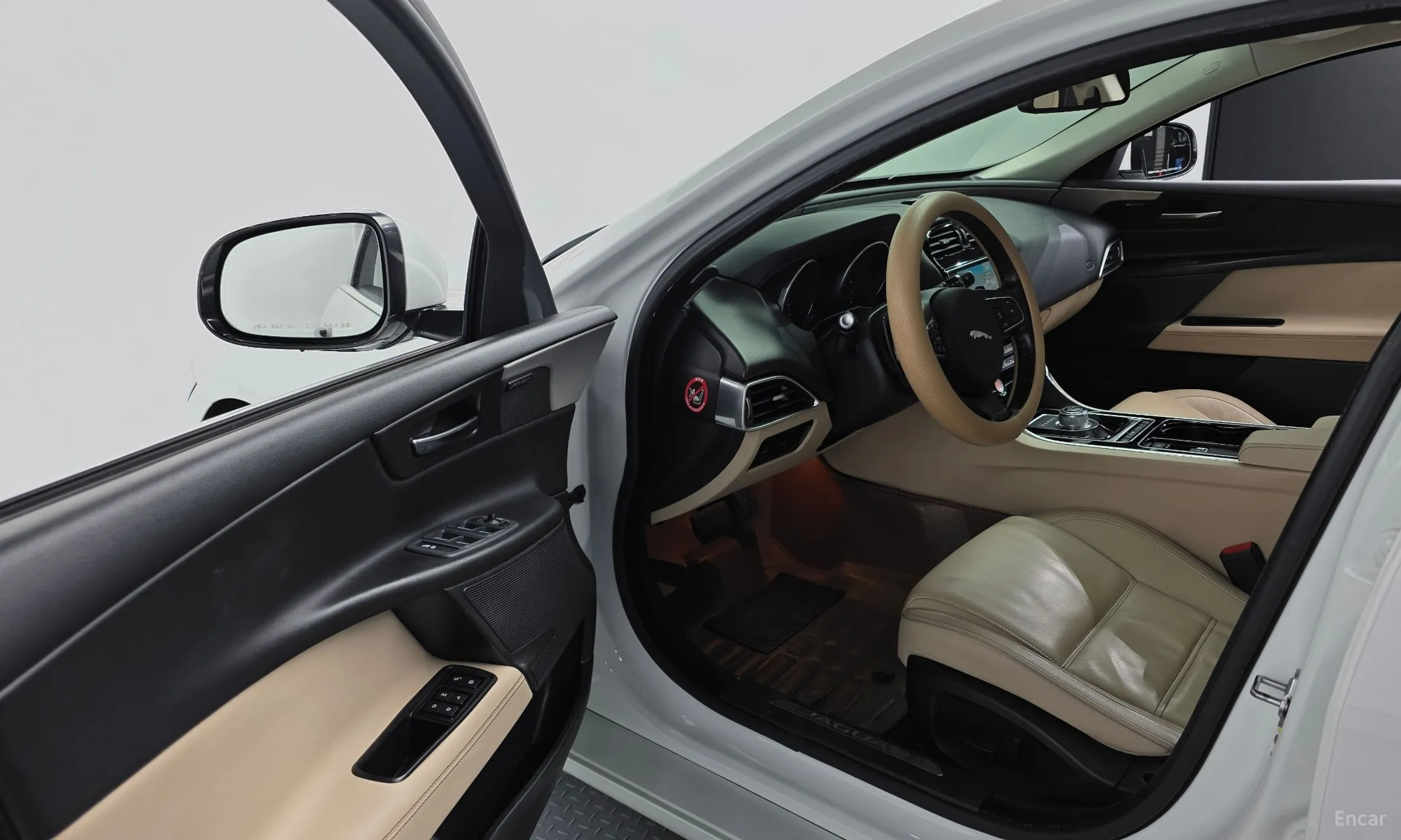 Jaguar XE превью 11