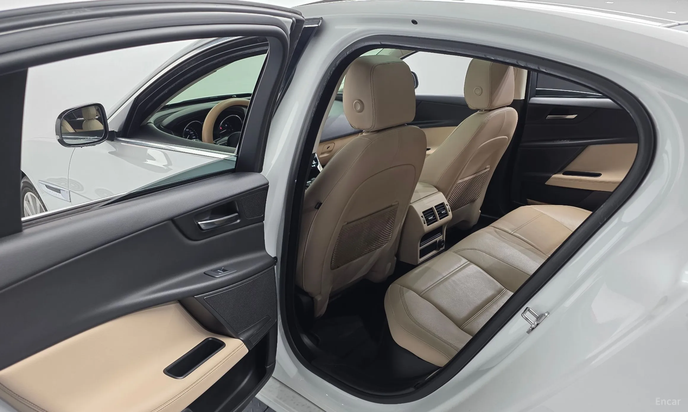 Jaguar XE превью 18
