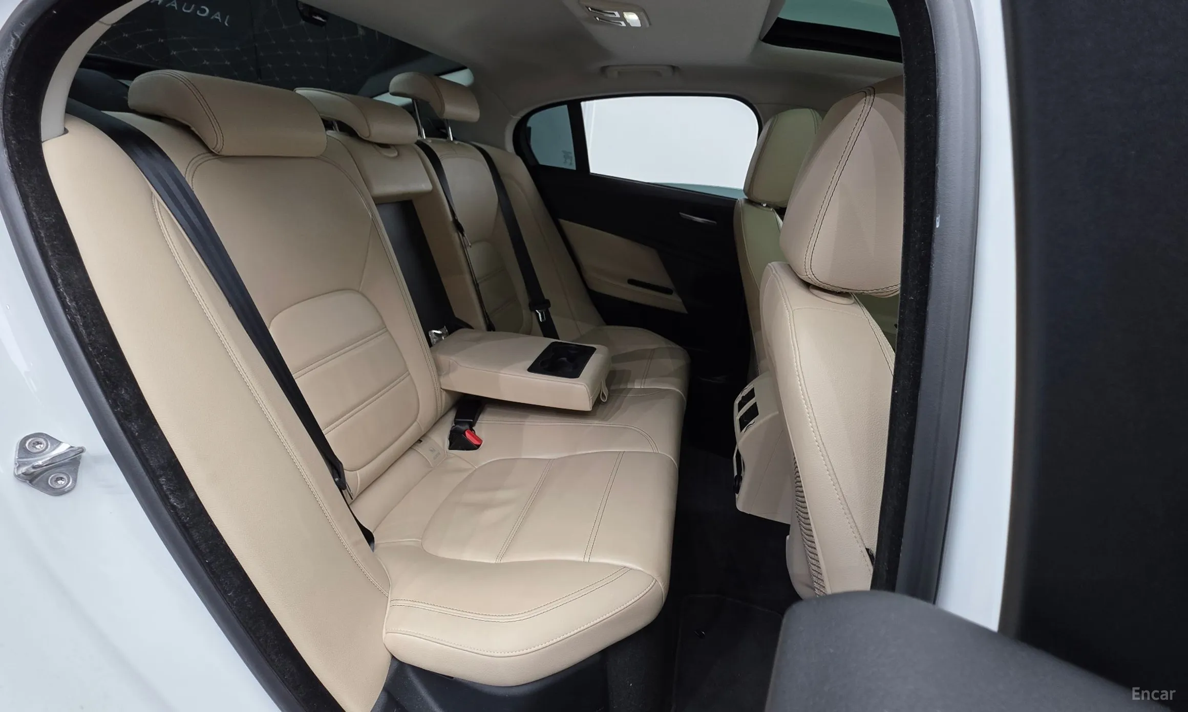 Jaguar XE превью 19