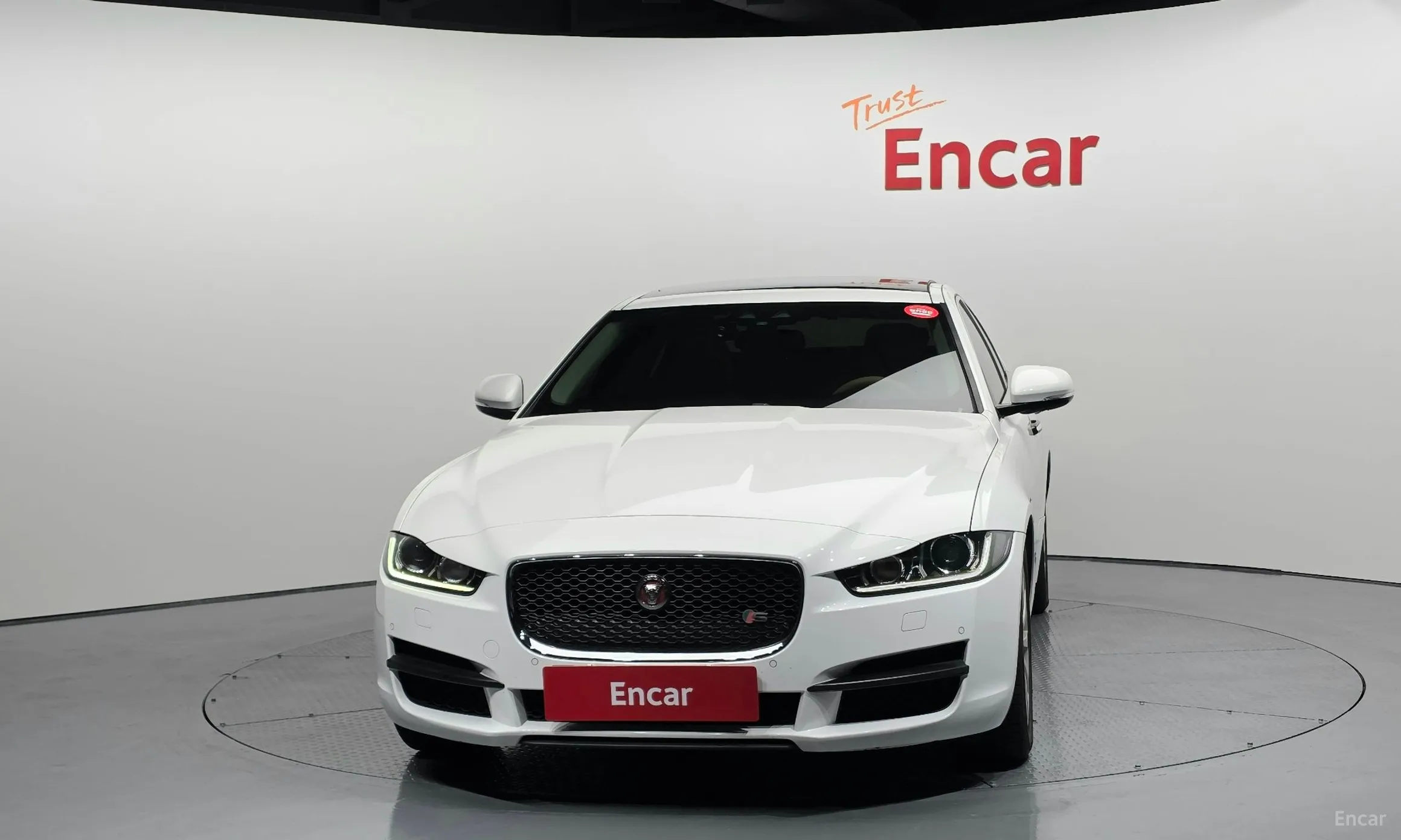 Jaguar XE превью 3