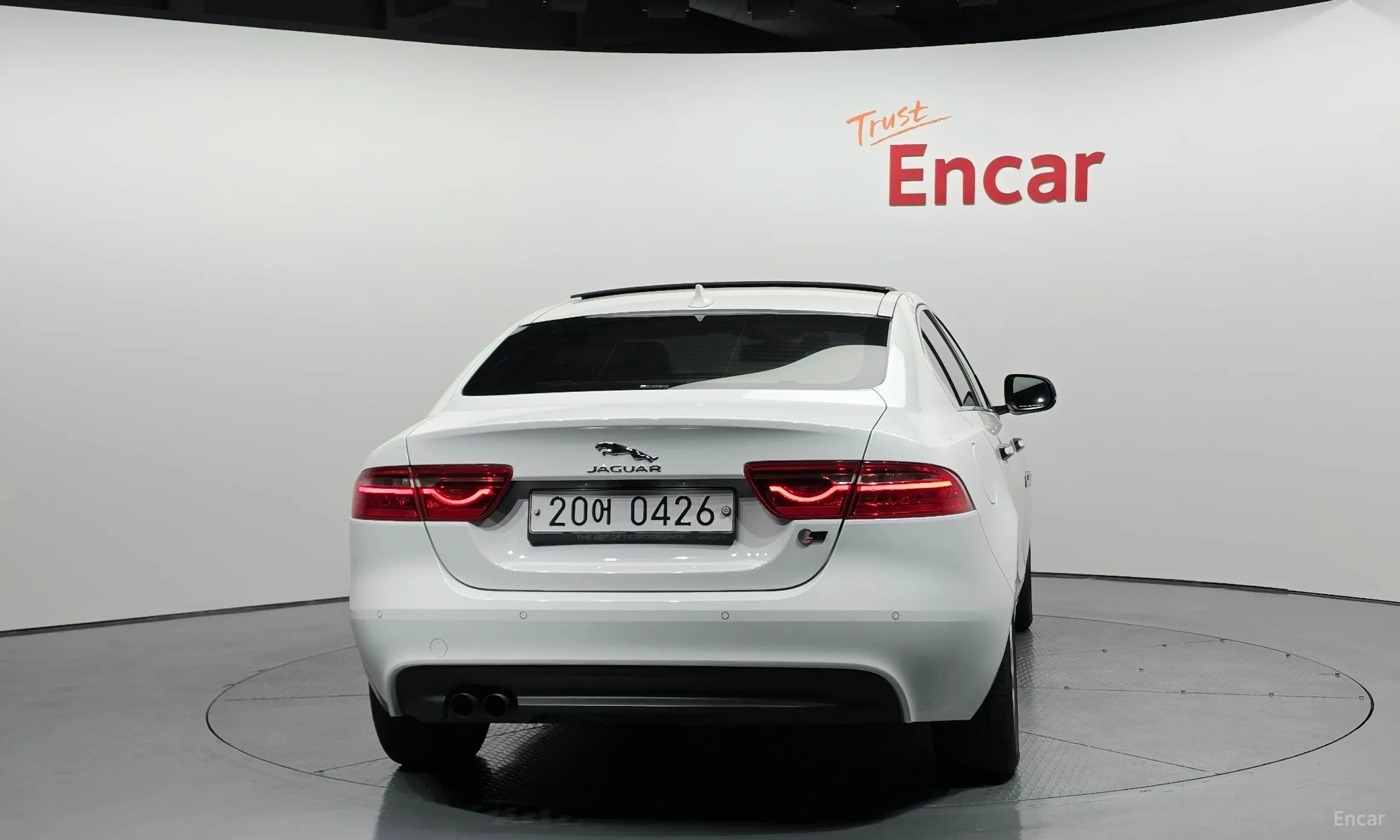 Jaguar XE превью 4